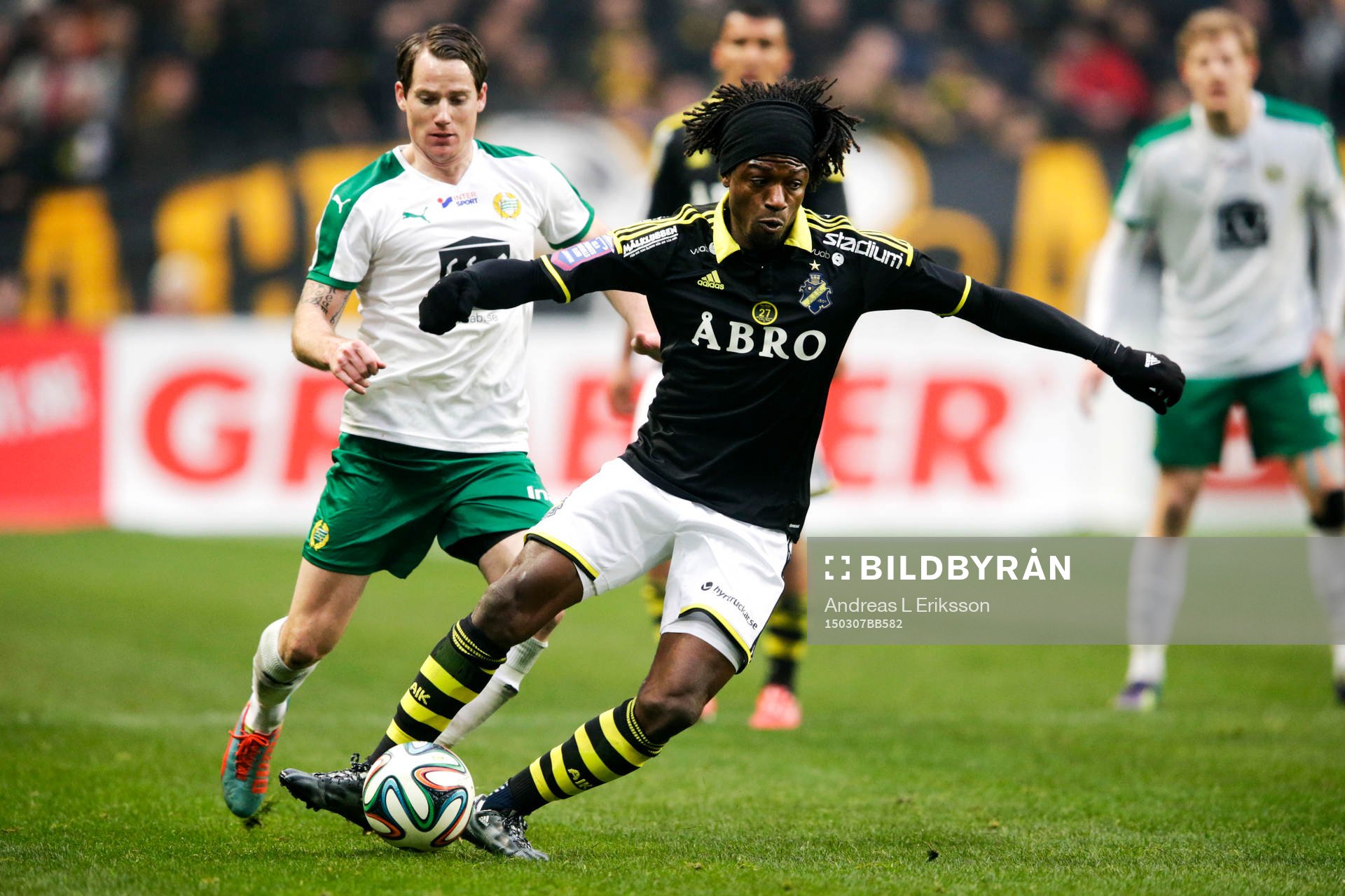 s Mohamed Bangura och Hammarbys Johan Persson