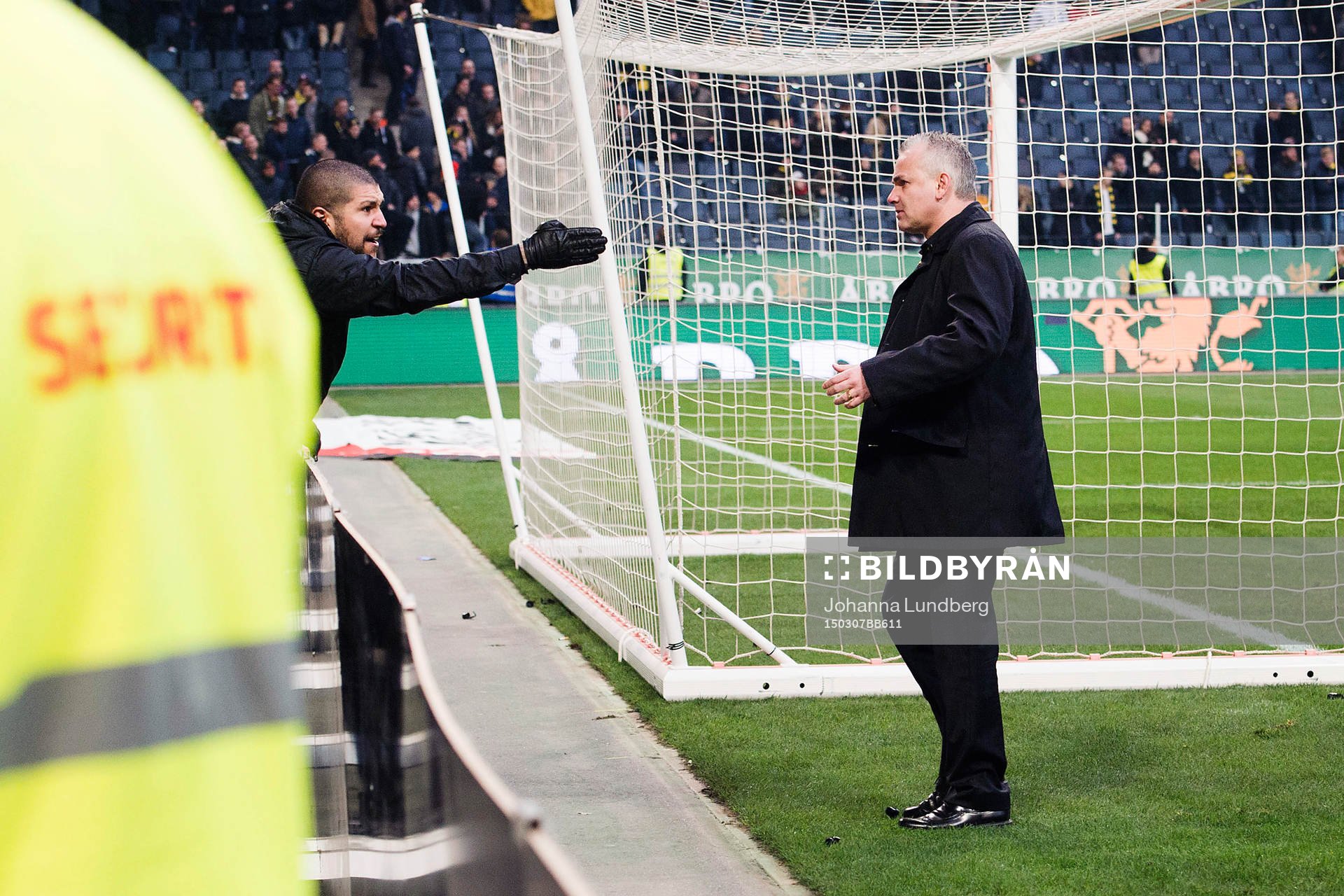 s vd Johan Segui pratar med supportrar