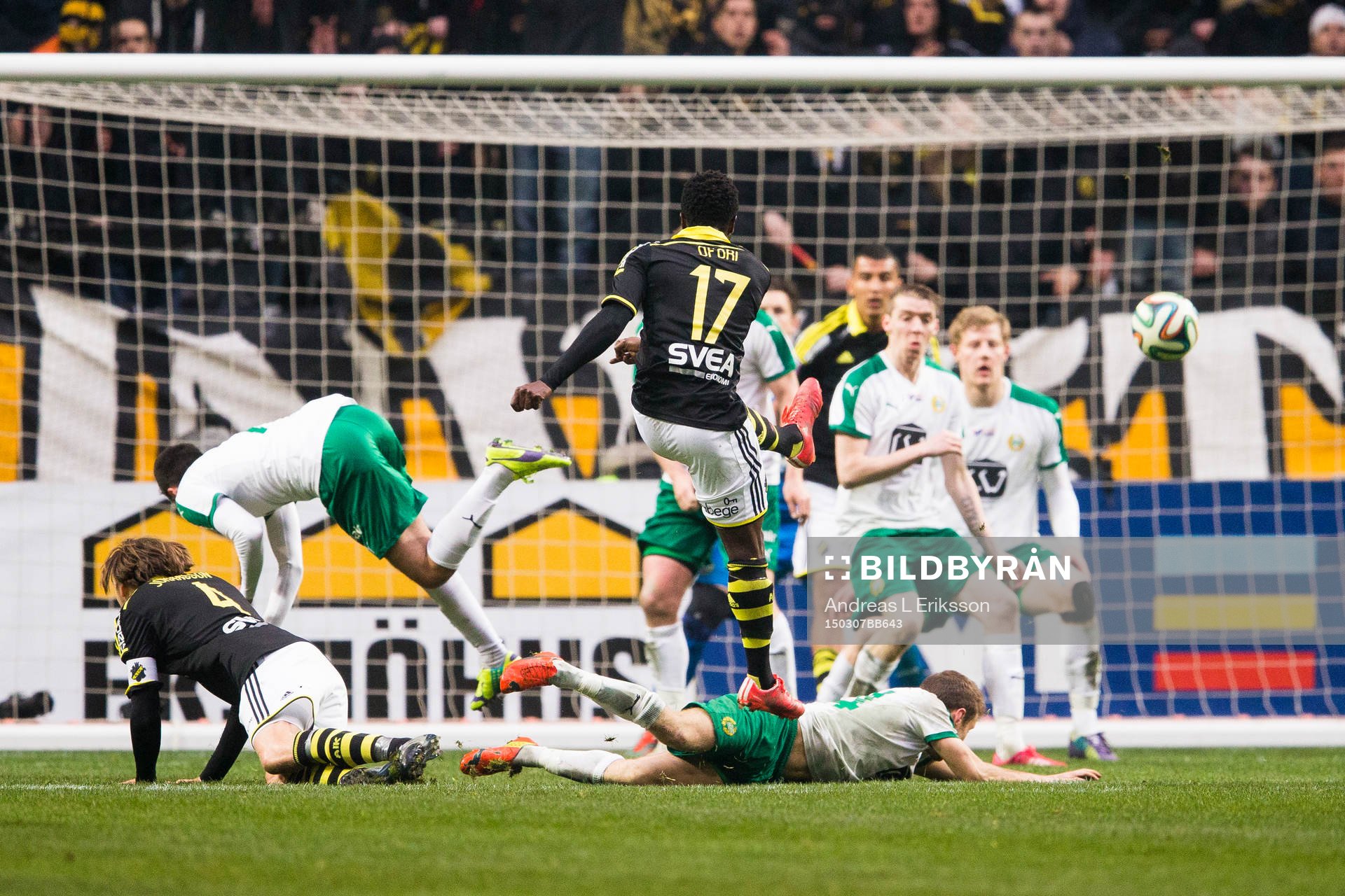 Kaos i Hammarbys målområde när AIK:s Ebenezer Ofori skjuter under fotbollsmatchen i Svenska cupen mellan AIK och Hammarby den 7 mars 2015 i Stockholm.