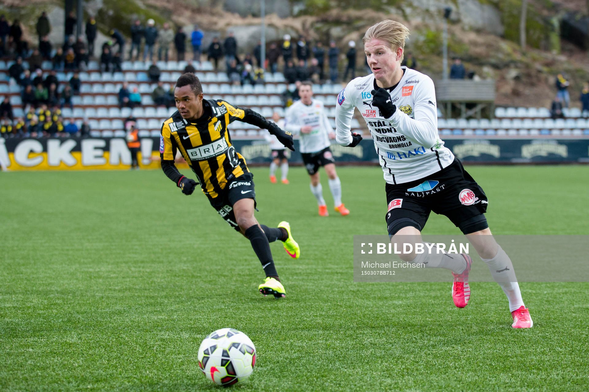 Mjällbys Eric Björkander före Häckens Nasiru Mohammed