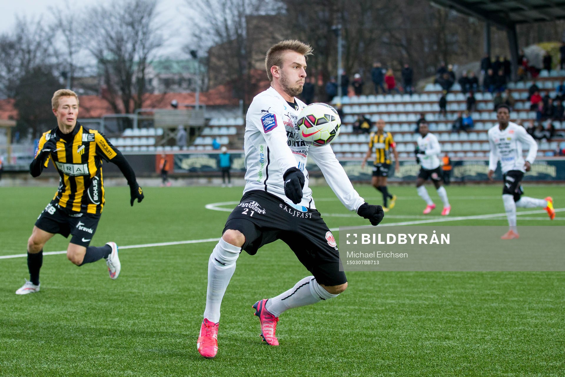 Mjällbys Simon Nilsson tar ned bollen på bröstet under fotbollsmatchen i Svenska Cupen mellan Häcken och Mjällby den 7 mars 2015 i Göteborg.