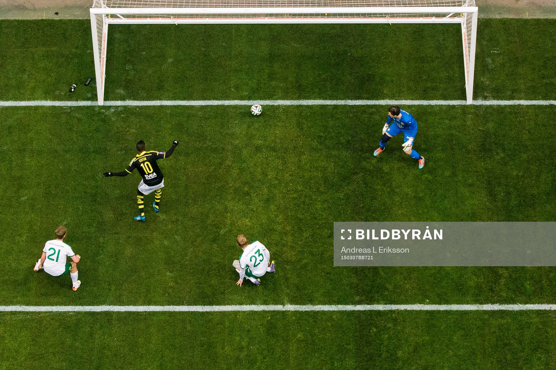 s Henok Goitom gör 1-0 bakom Hammarbys målvakt Johannes