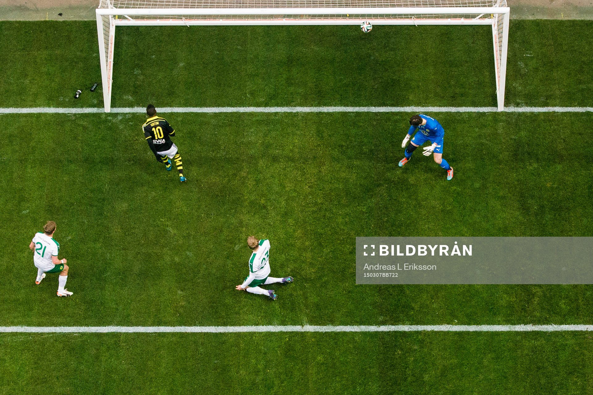 s Henok Goitom gör 1-0 bakom Hammarbys målvakt Johannes