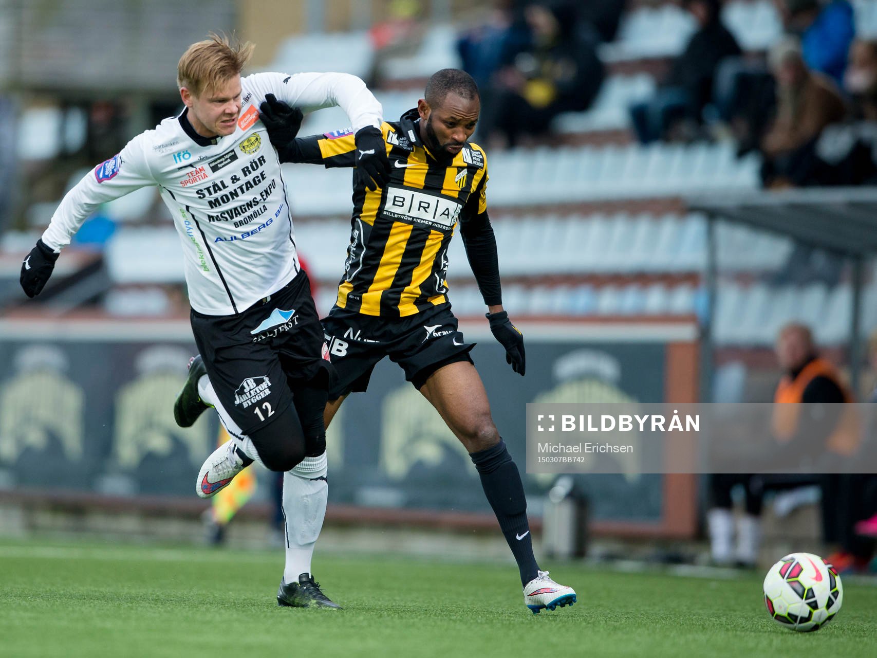 Mjällbys David Löfqvist i kamp med Häckens René Makondele under fotbollsmatchen i Svenska Cupen mellan Häcken och Mjällby den 7 mars 2015 i Göteborg.