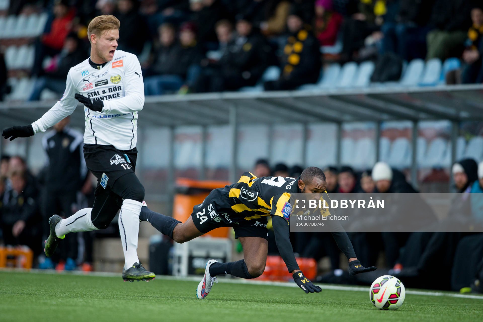 Mjällbys David Löfqvist vinner närkamp med Häckens René Makondele under fotbollsmatchen i Svenska Cupen mellan Häcken och Mjällby den 7 mars 2015 i Göteborg.