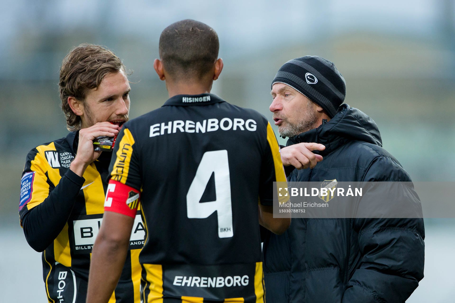 Häckens Simon Sandberg och Walid Atta lyssnar till