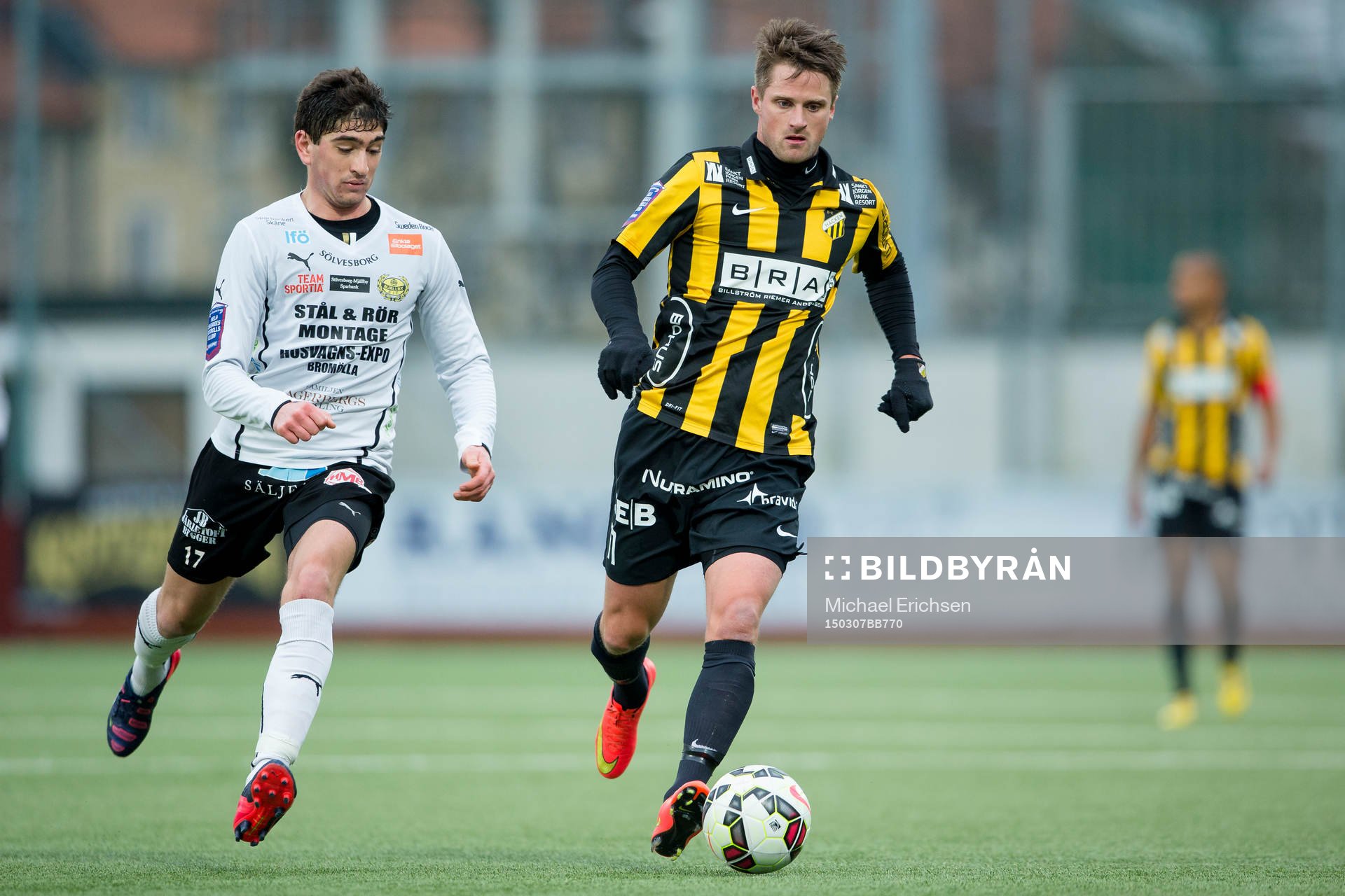 Häckens Gunnar Heidar Thorvaldsson steget före Mjällbys Lukas Grill under fotbollsmatchen i Svenska Cupen mellan Häcken och Mjällby den 7 mars 2015 i Göteborg.