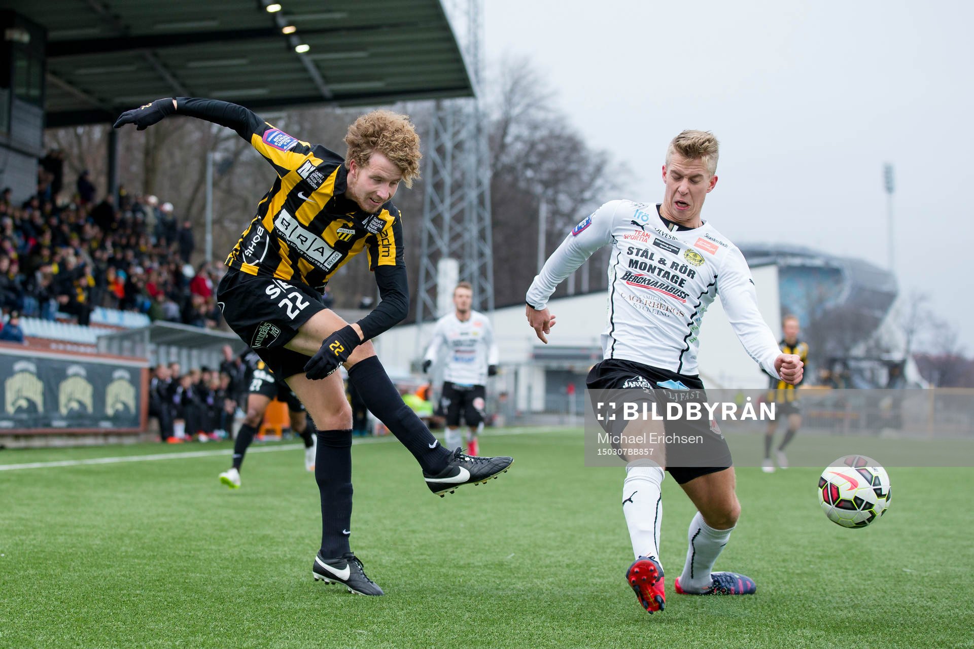 Häckens Samuel Gustafson slår ett inlägg förbi