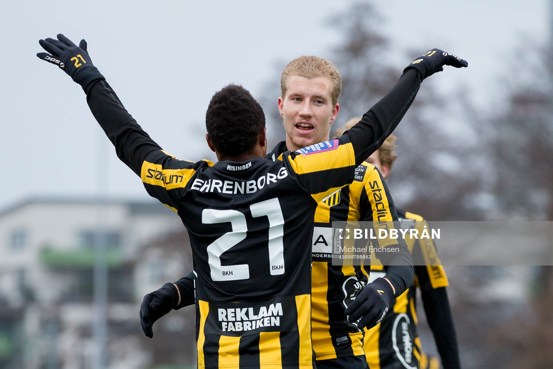 Häckens Nasiru Mohammed klappar om 2-0 målskytten Simon