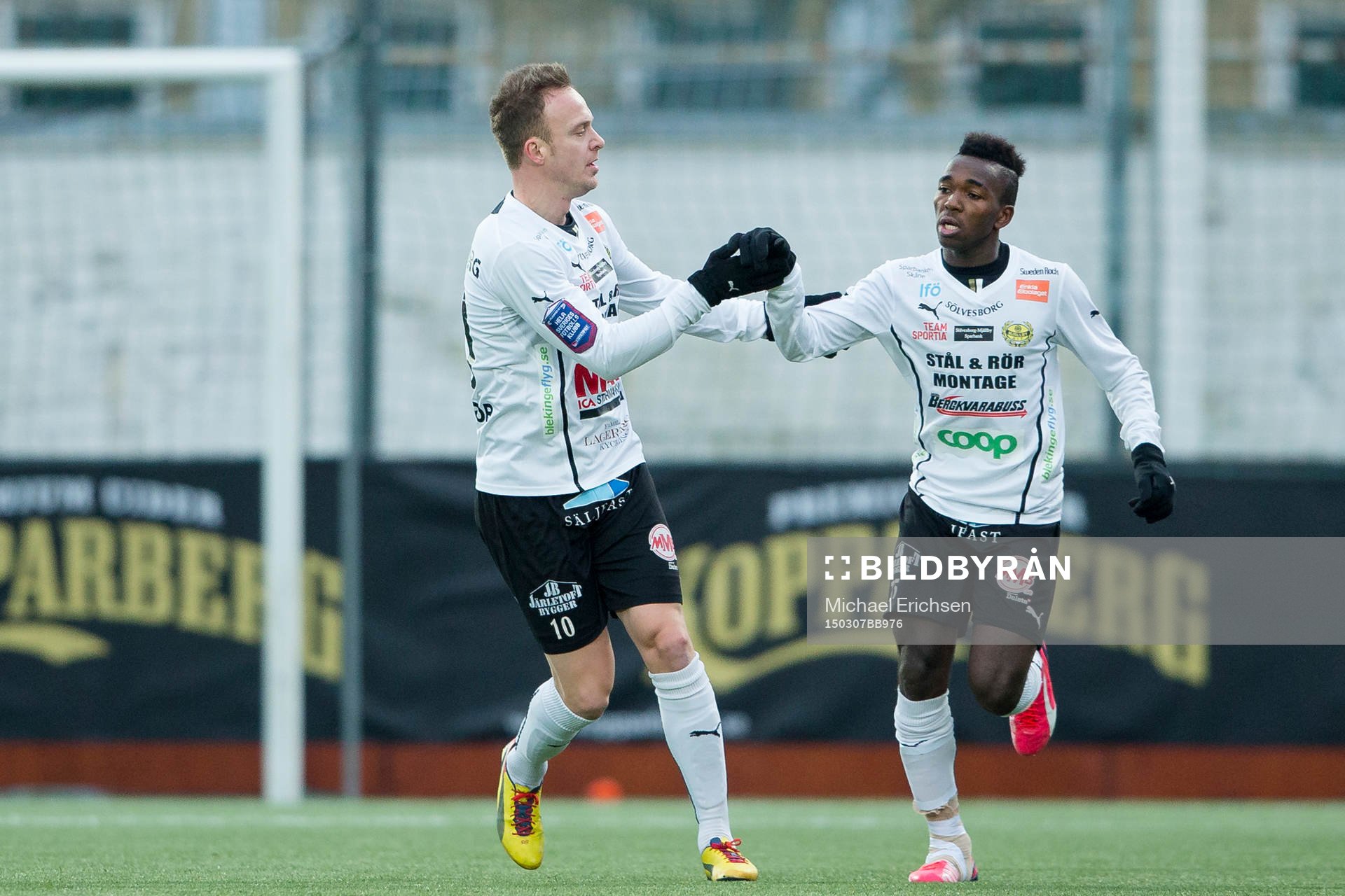 Mjällbys Marcus Ekenberg grattar Lumala Abdu