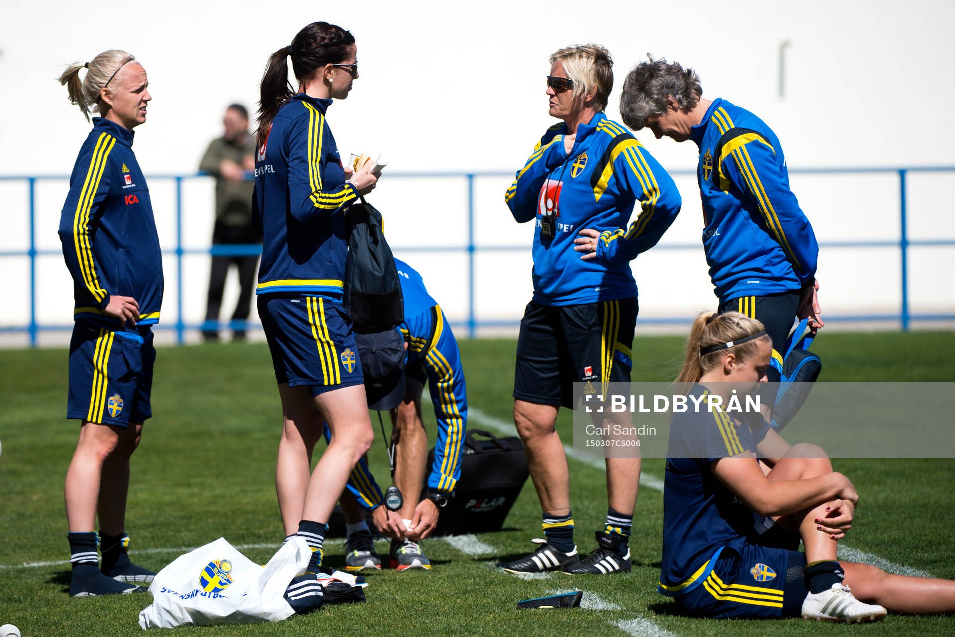 Sveriges Caroline Seger och Lotta Schelin pratar med assisterande förbundskapten Lilie Persson och förbundskapten Pia Sundhage under en träning med det svenska landslaget i fotboll den 7 mars 2015 i Ferreiras.