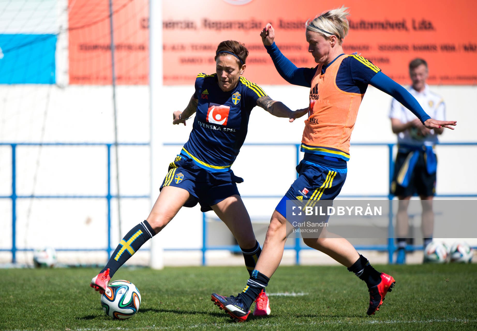 Sveriges Therese Sjögran i närkamp med Nilla Fischer under en träning med det svenska landslaget i fotboll den 7 mars 2015 i Ferreiras.