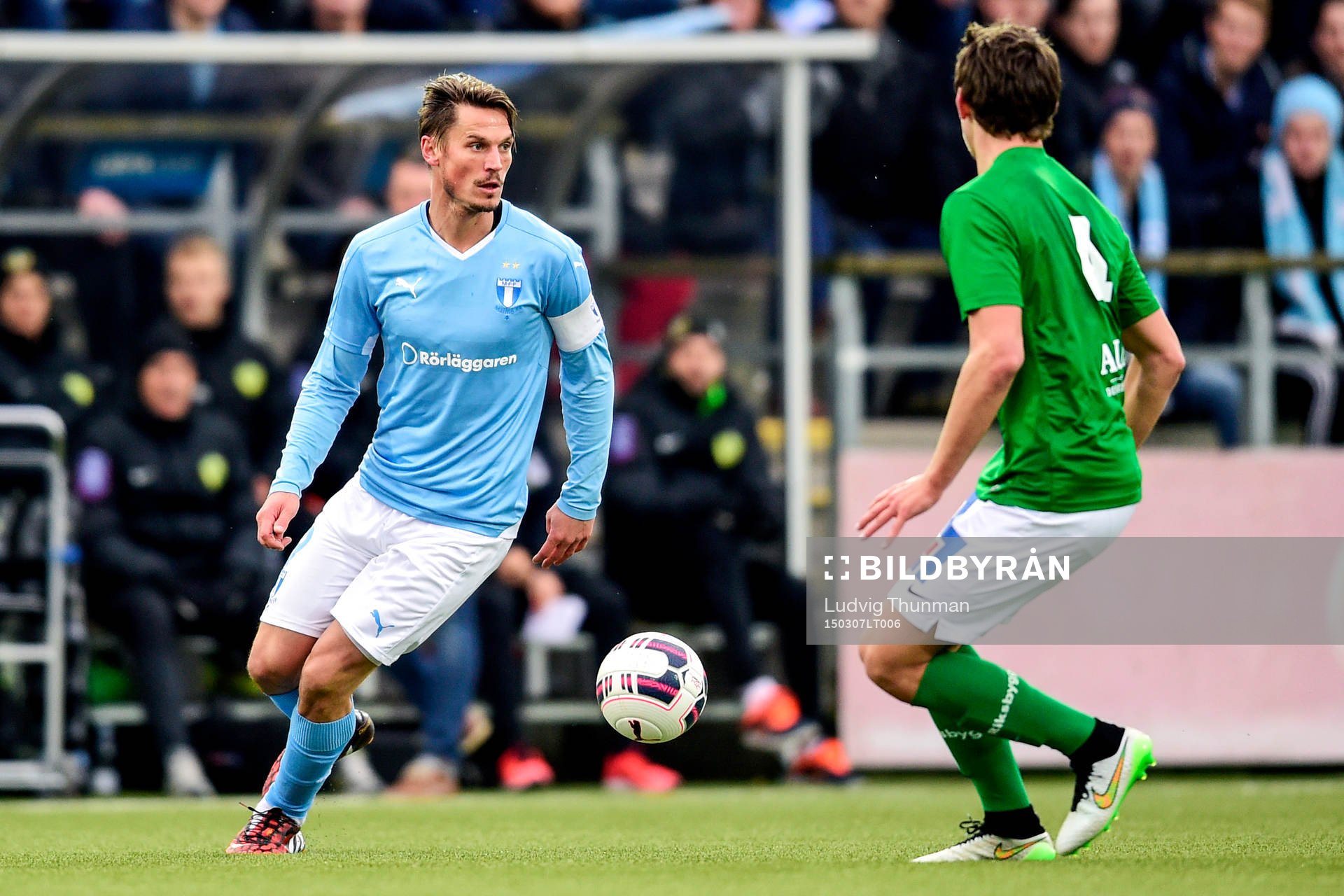 Malmö FFs Markus Rosenberg och Jönköpings Max Watson under fotbollsmatchen i Svenska Cupen mellan Malmö FF och Jönköping södra den 7 mars 2015 i Malmö.