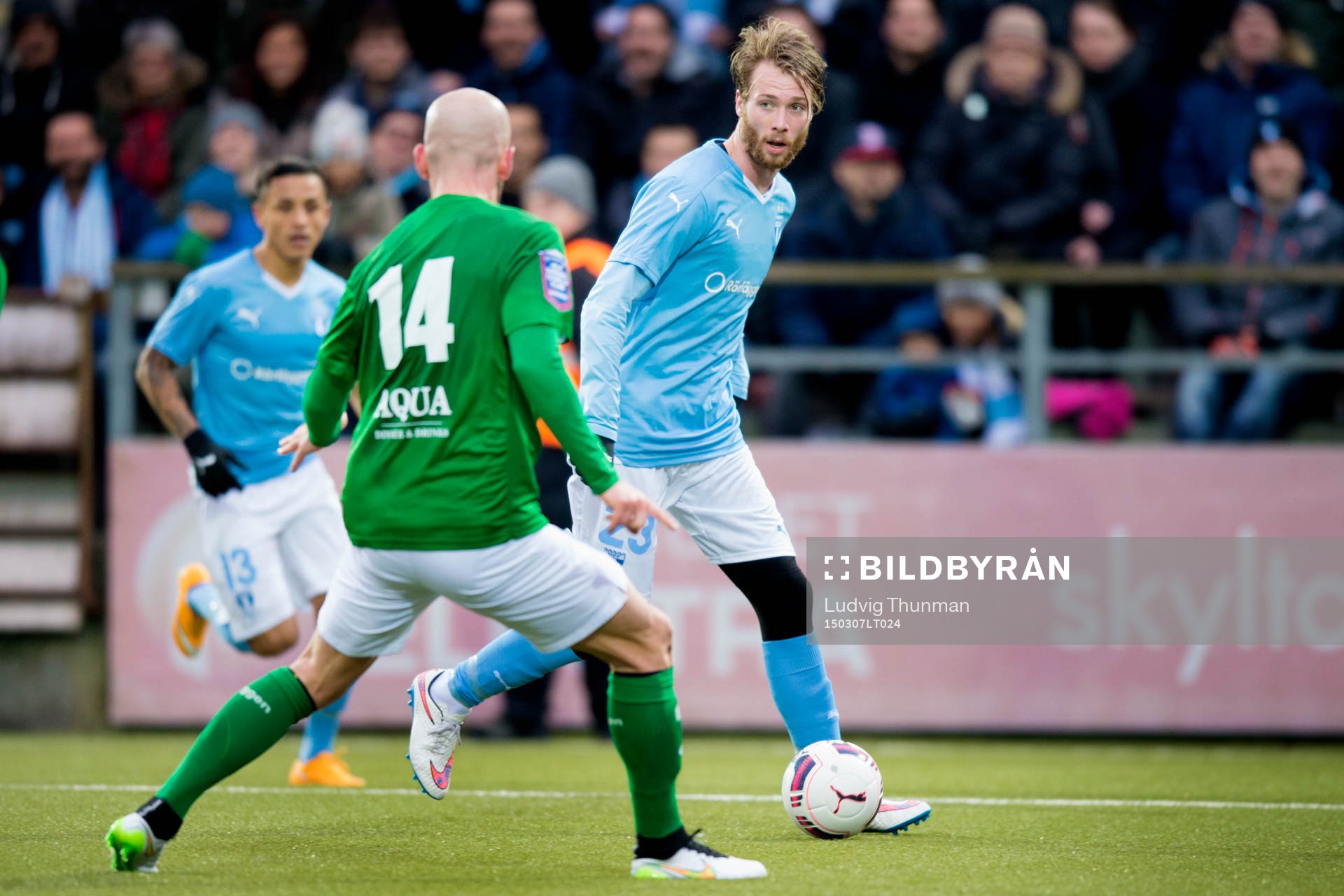 Malmö FFs Jo Inge Berget bevakas av Jönköpings Tobias Nilsson under fotbollsmatchen i Svenska Cupen mellan Malmö FF och Jönköping södra den 7 mars 2015 i Malmö.