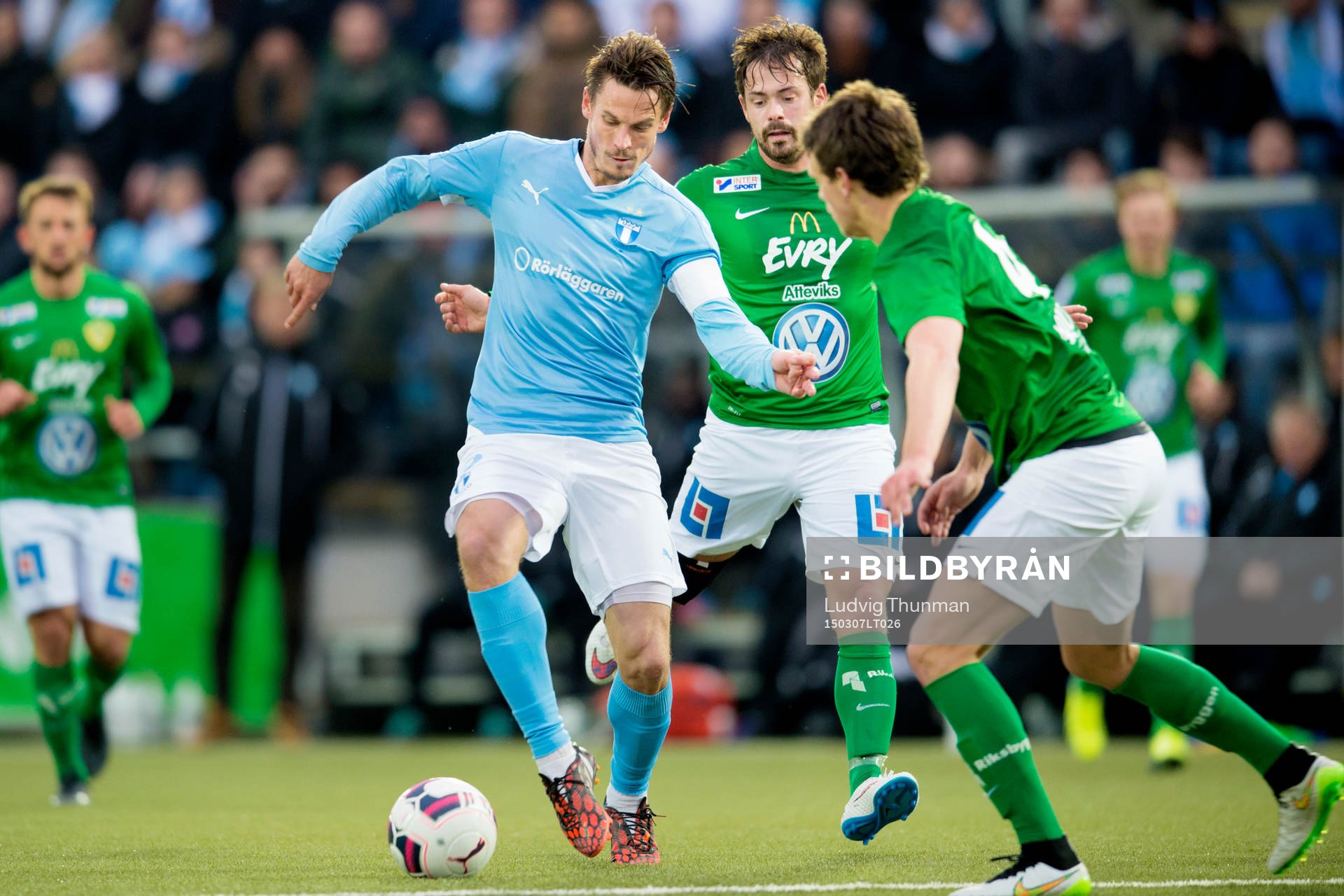 Malmö FFs Markus Rosenberg jagas av Jönköpings Fredric Fendrich under fotbollsmatchen i Svenska Cupen mellan Malmö FF och Jönköping södra den 7 mars 2015 i Malmö.
