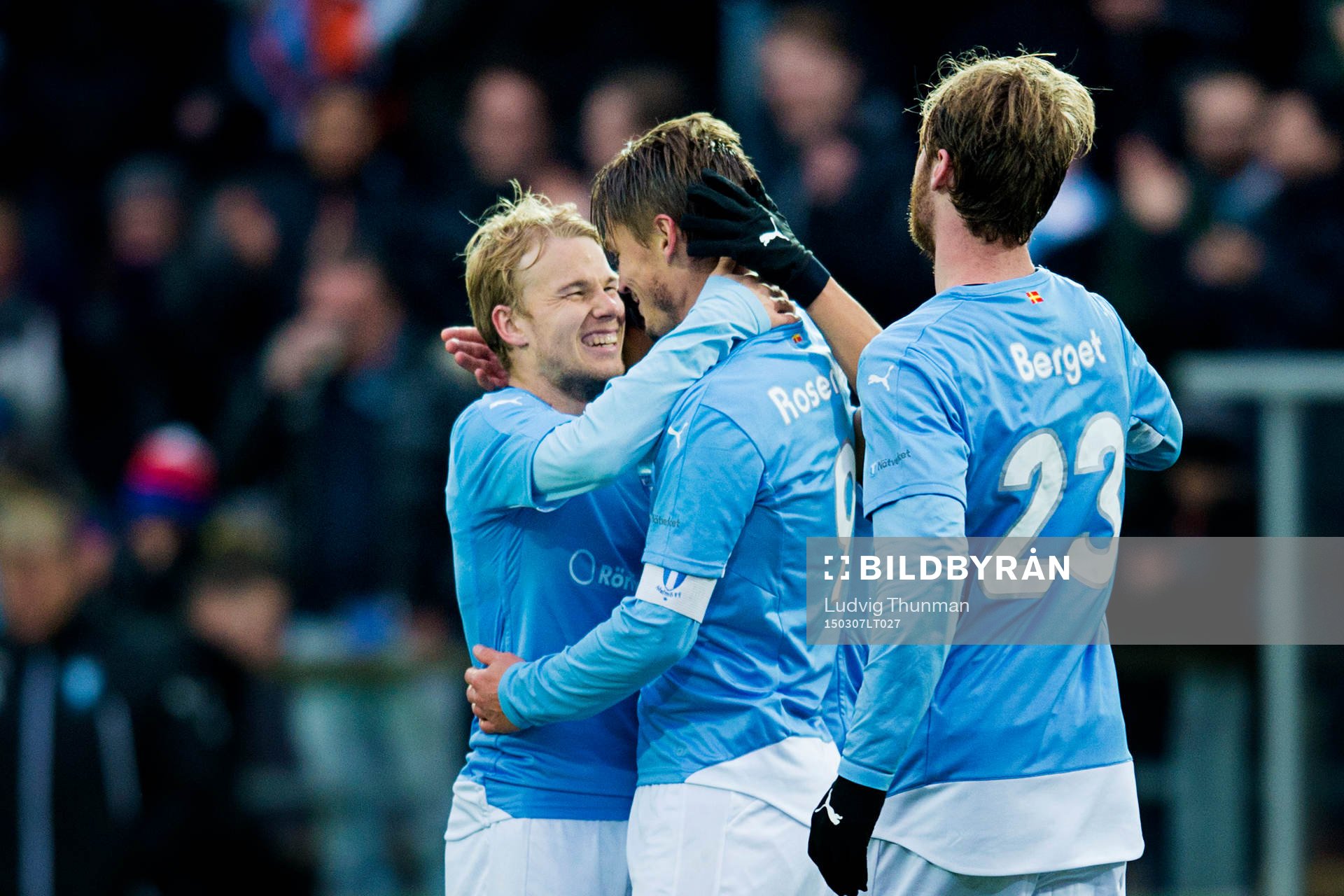 Malmö FFs Markus Rosenberg kramas om av Oscar Lewicki och