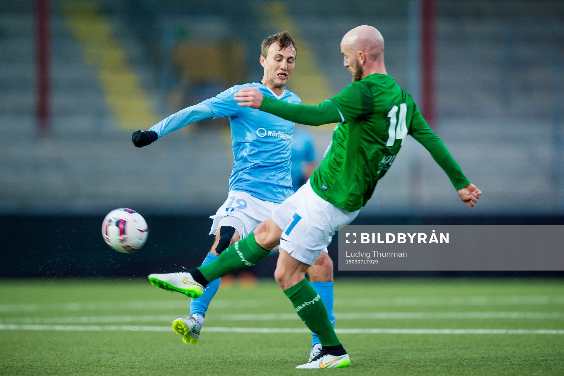 Malmö FFs Magnus Wolff Eikrem i kamp om bollen med