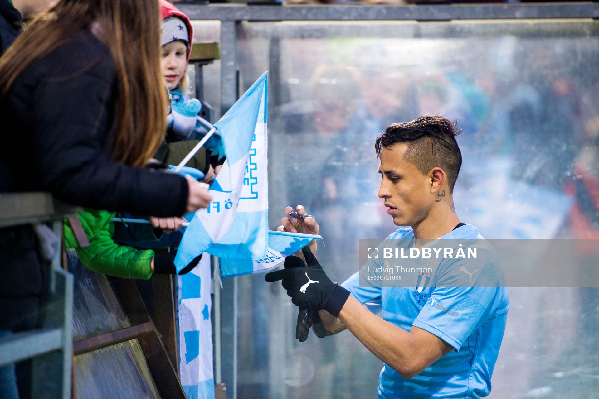 Malmö FFs Victor Yoshimar Yotun Flores skriver autografer