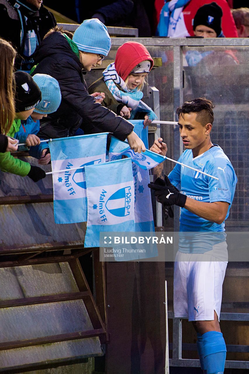 Malmö FFs Victor Yoshimar Yotun Flores skriver autografer