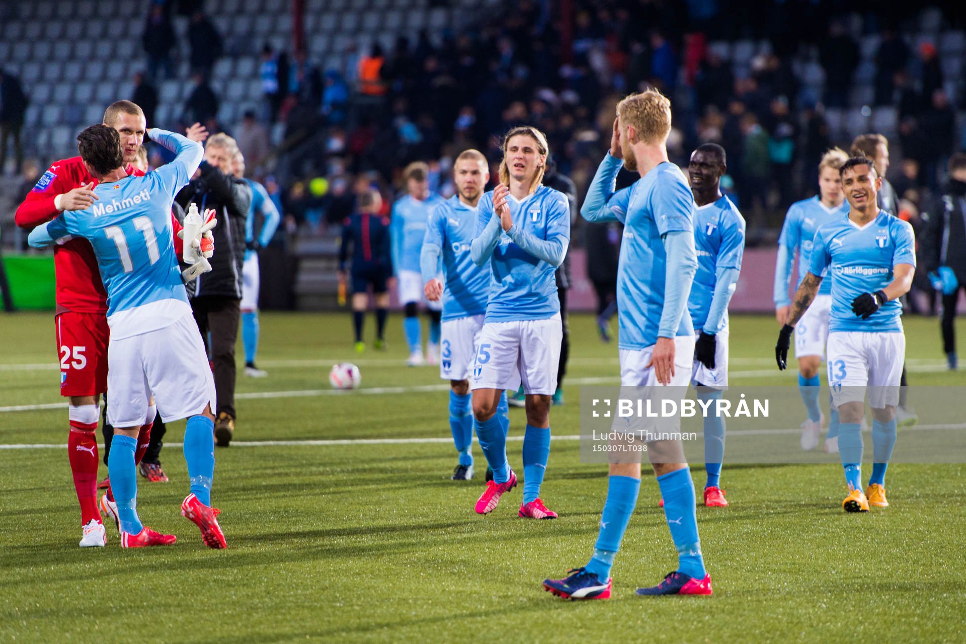 Malmö FFs spelare firar segern efter fotbollsmatchen i Svenska Cupen mellan Malmö FF och Jönköping södra den 7 mars 2015 i Malmö.