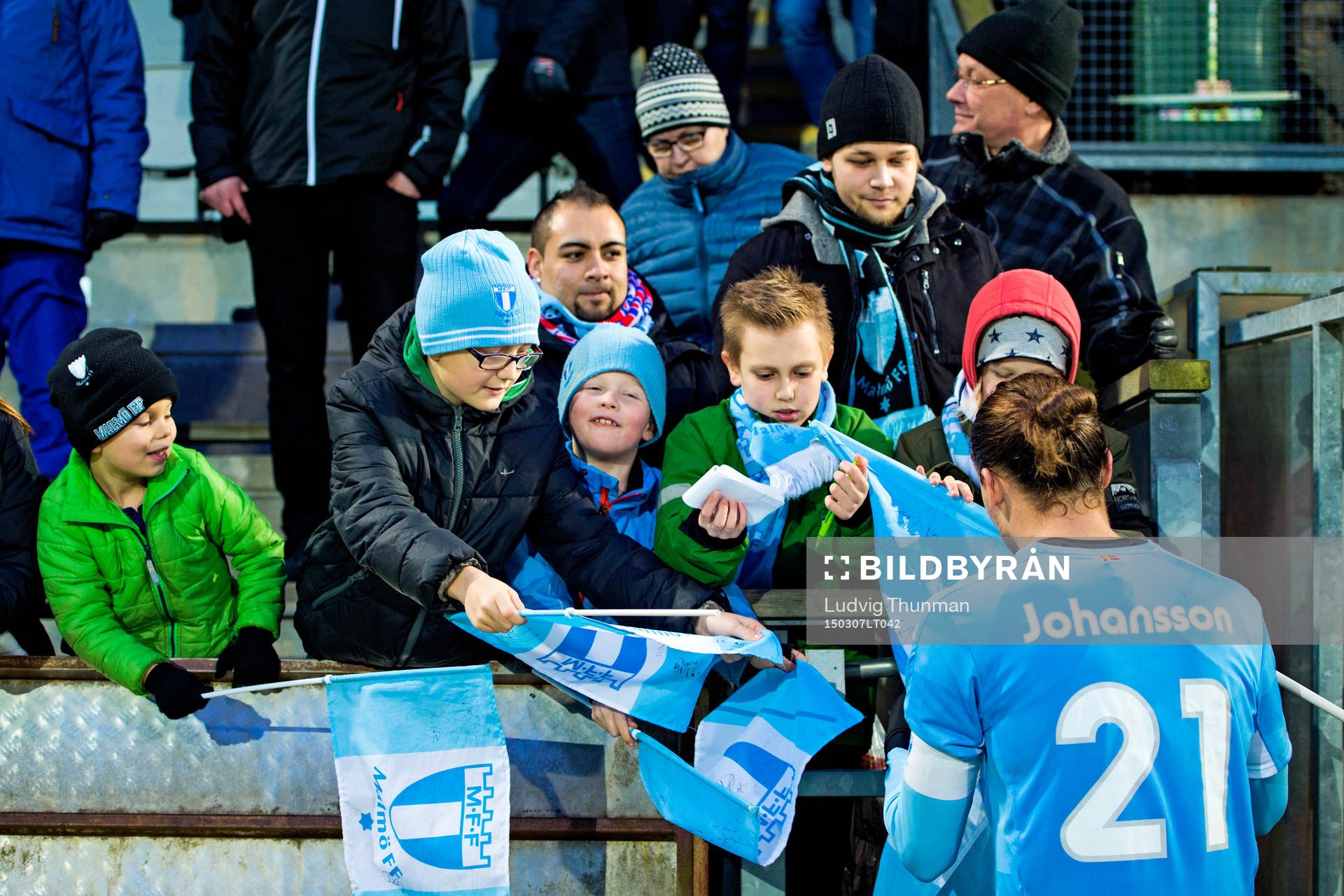 Malmö FFs Erik Johansson skriver autografer