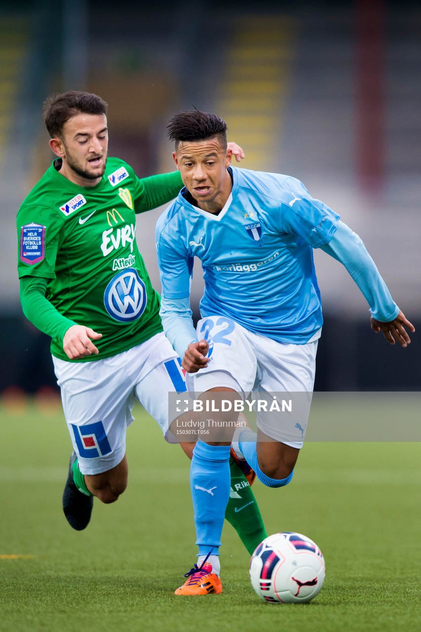 Malmö FFs Tobias Sana jagas av Jönköpings Jönköpings