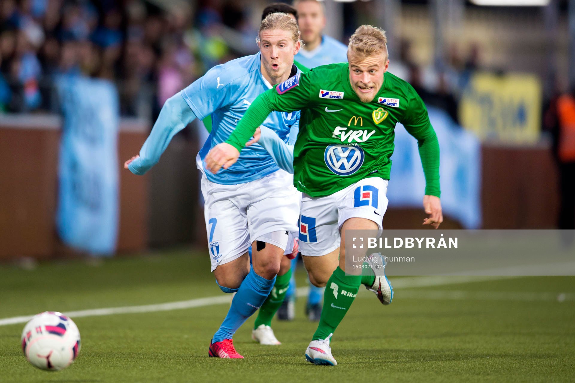 Jönköpings Sebastian Holmqvist jagas av Malmö FFs Simon