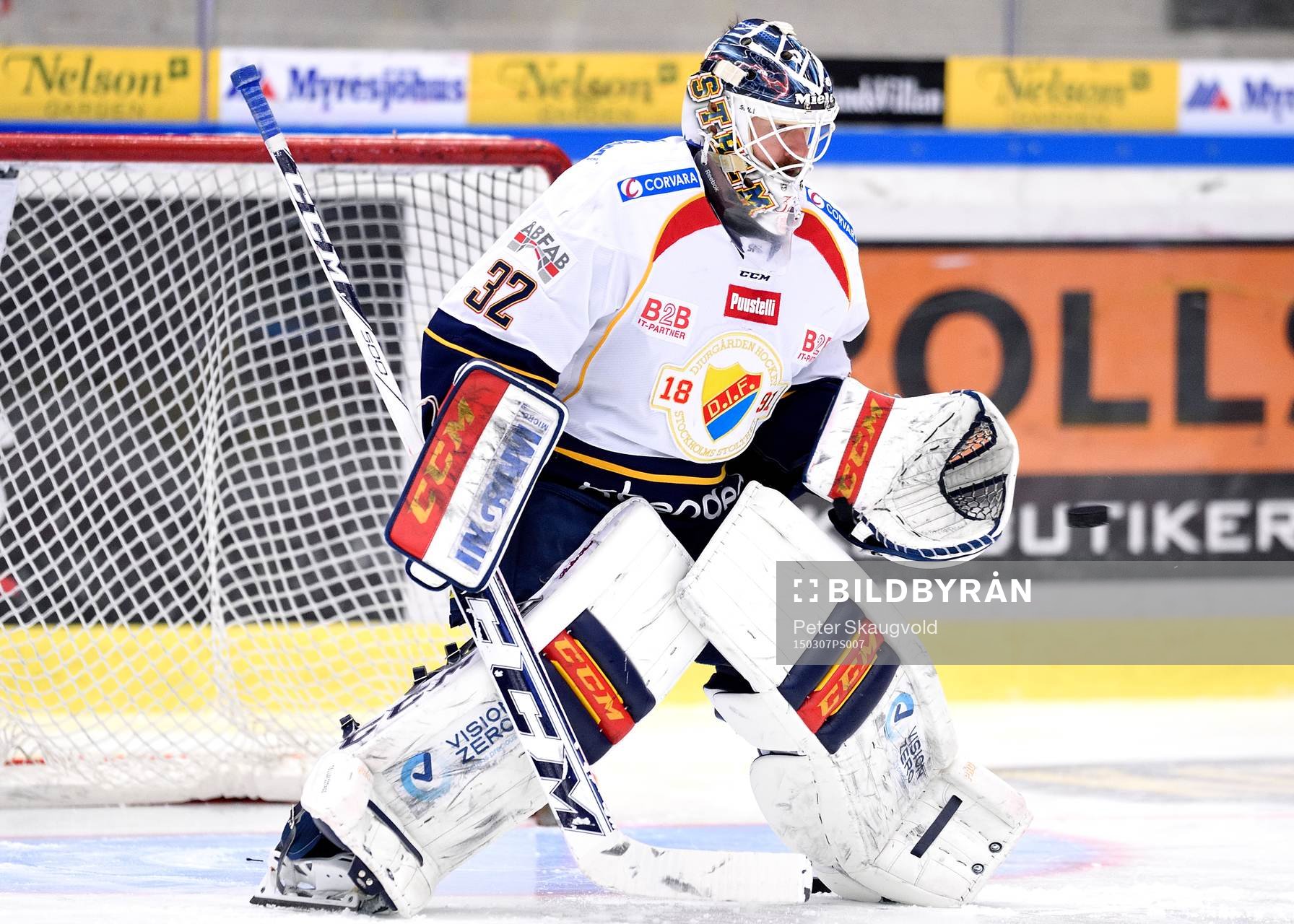 Djurgårdens målvakt Mikael Tellqvist på uppvärmningen