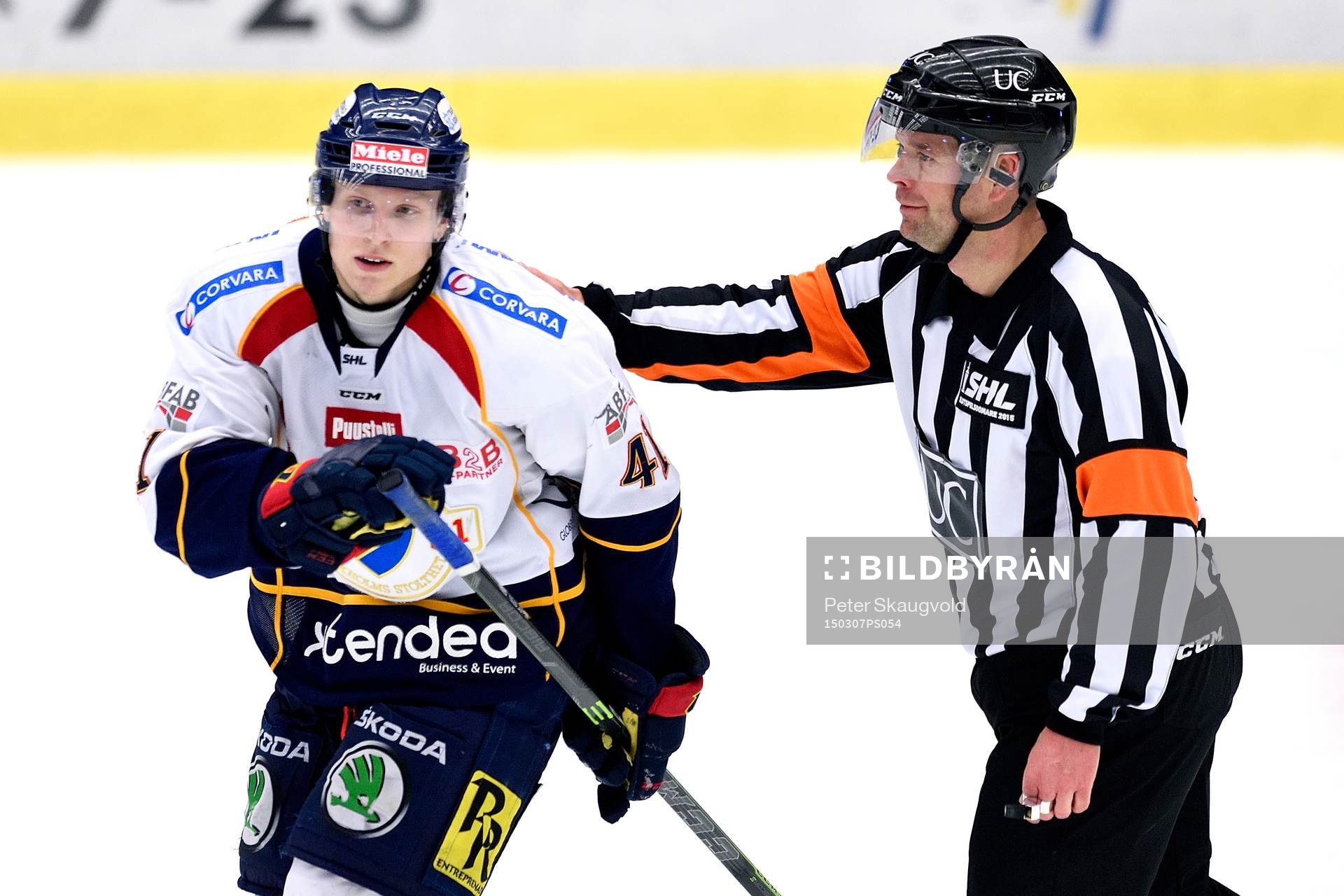 Domaren Patrik Sjöberg klappar om Djurgårdens Alexander