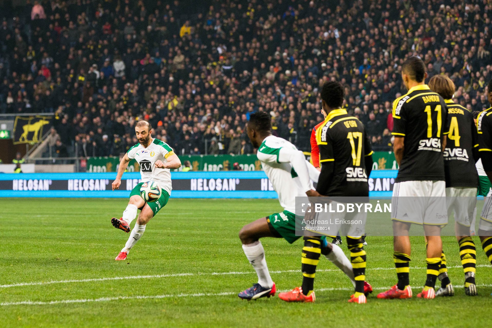 Hammarbys Kennedy Bakircioglu slår en frispark