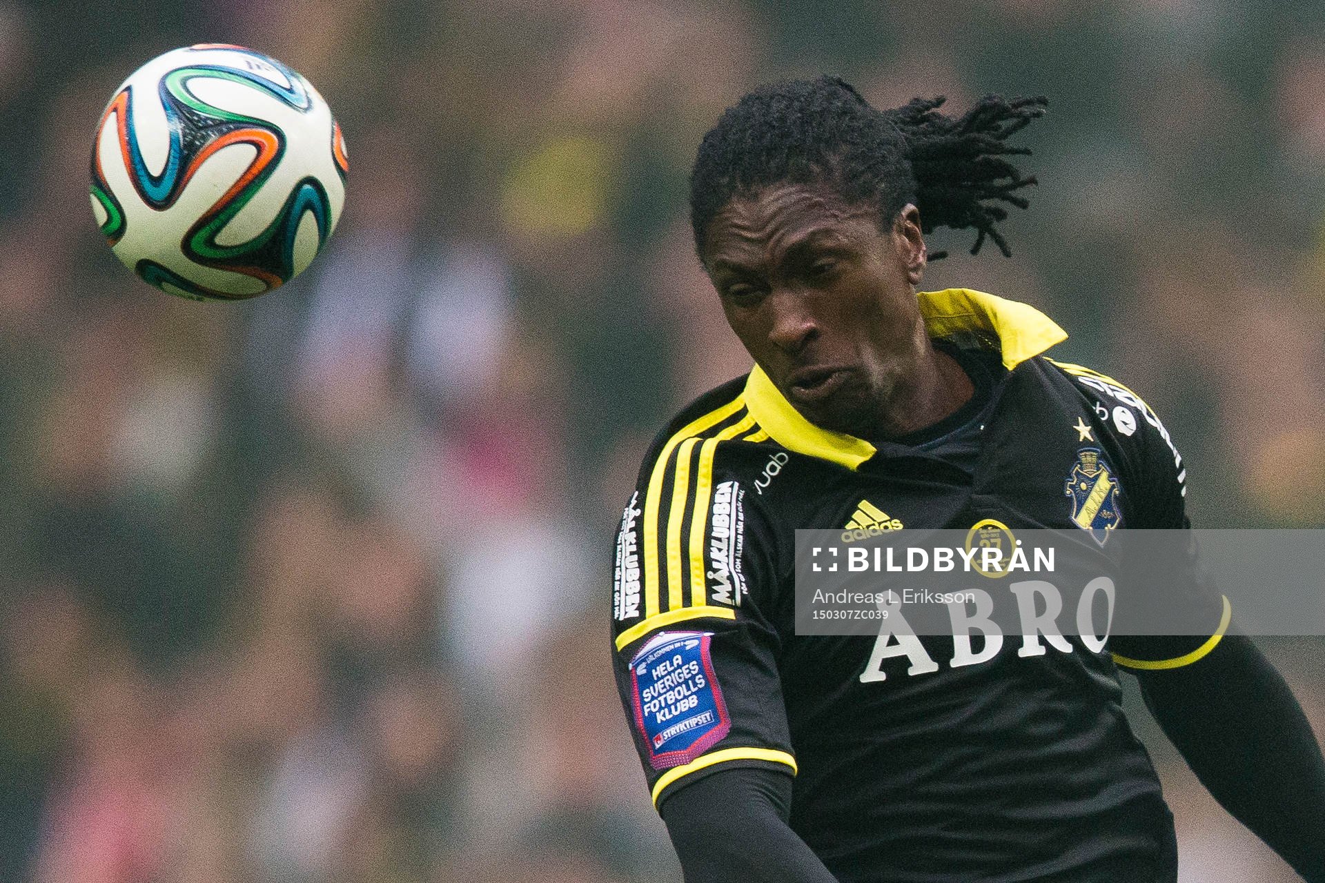 s Dickson Etuhu i en nickduell med Hammarbys Kennedy