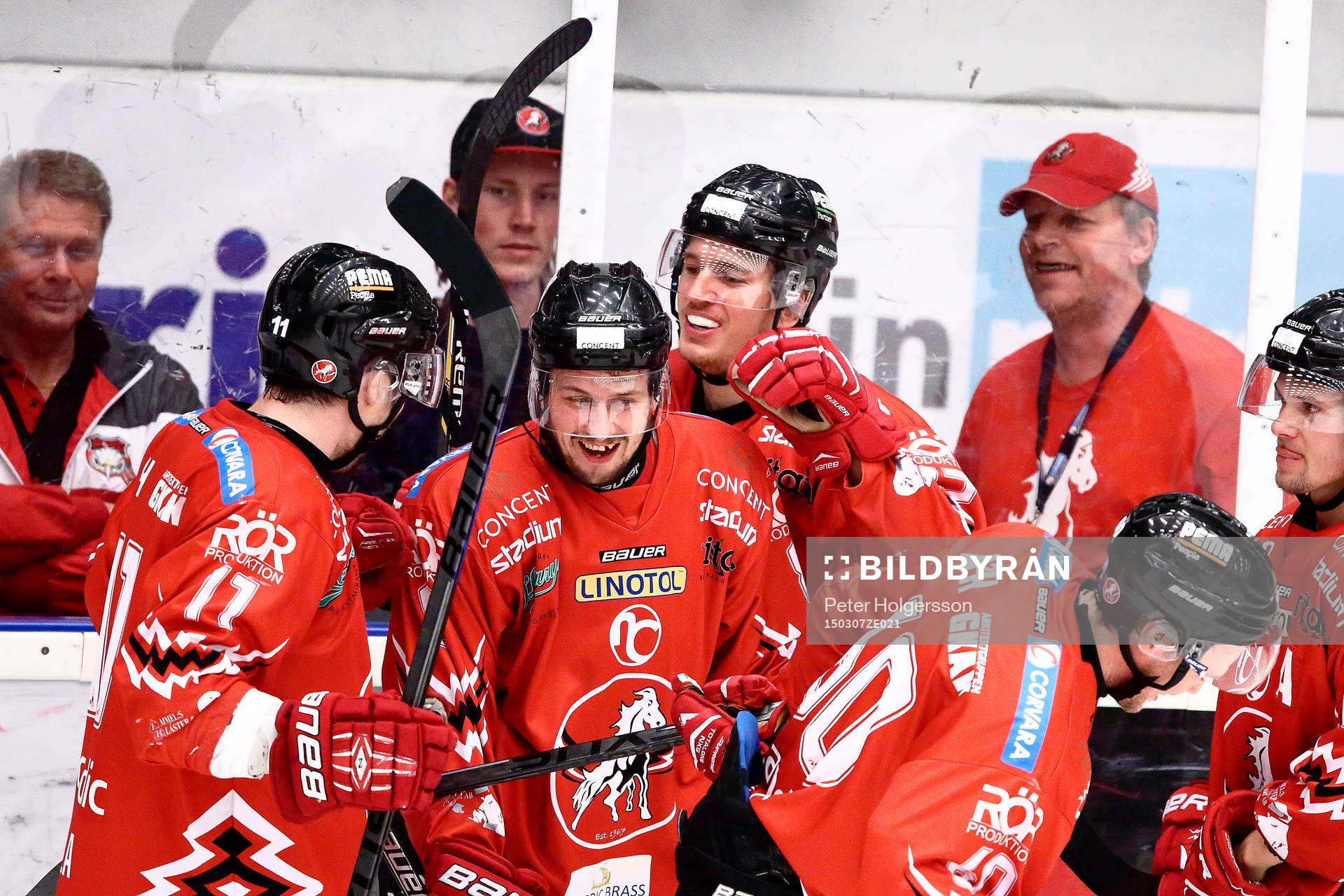 Vita Hästens Linus Näsström jublar med de andra spelarna