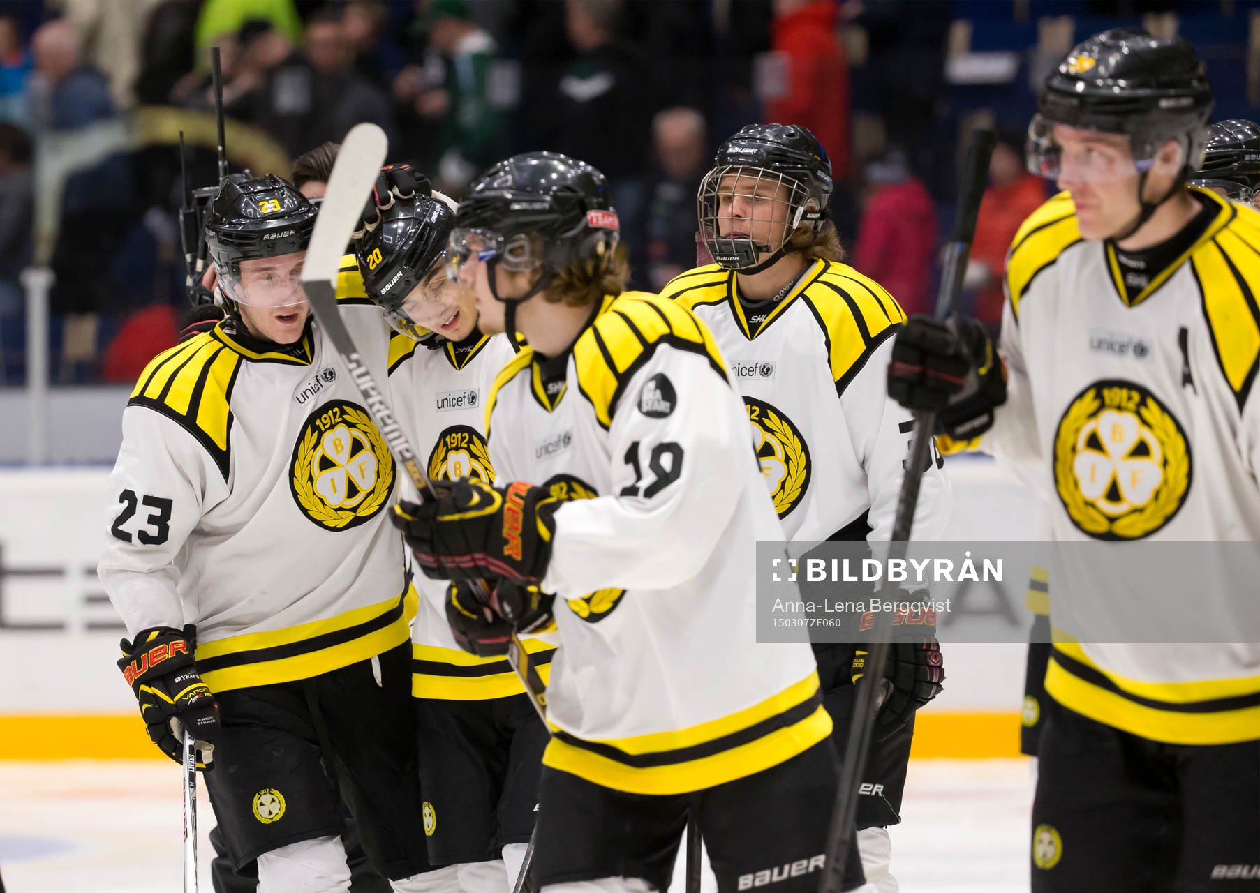 Brynäs Bill Sweatt klappar om Adam Brodecki
