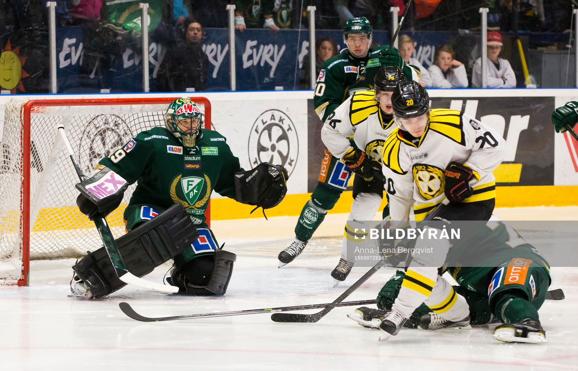 Färjestads målvakt Justin Pogge håller koll på Brynäs