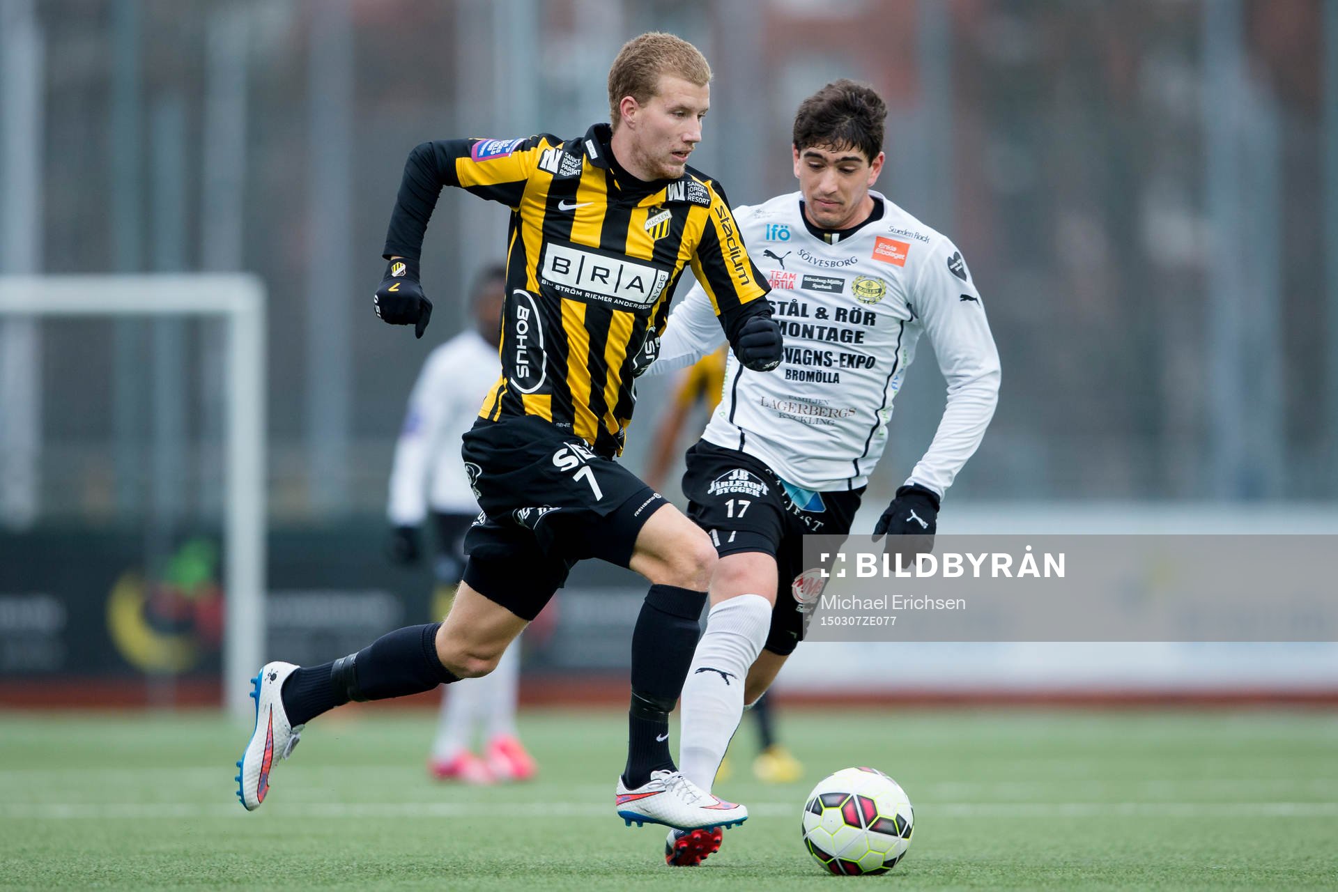 Häckens Simon Gustafson steget före Mjällbys Lukas Grill under fotbollsmatchen i Svenska Cupen mellan Häcken och Mjällby den 7 mars 2015 i Göteborg.