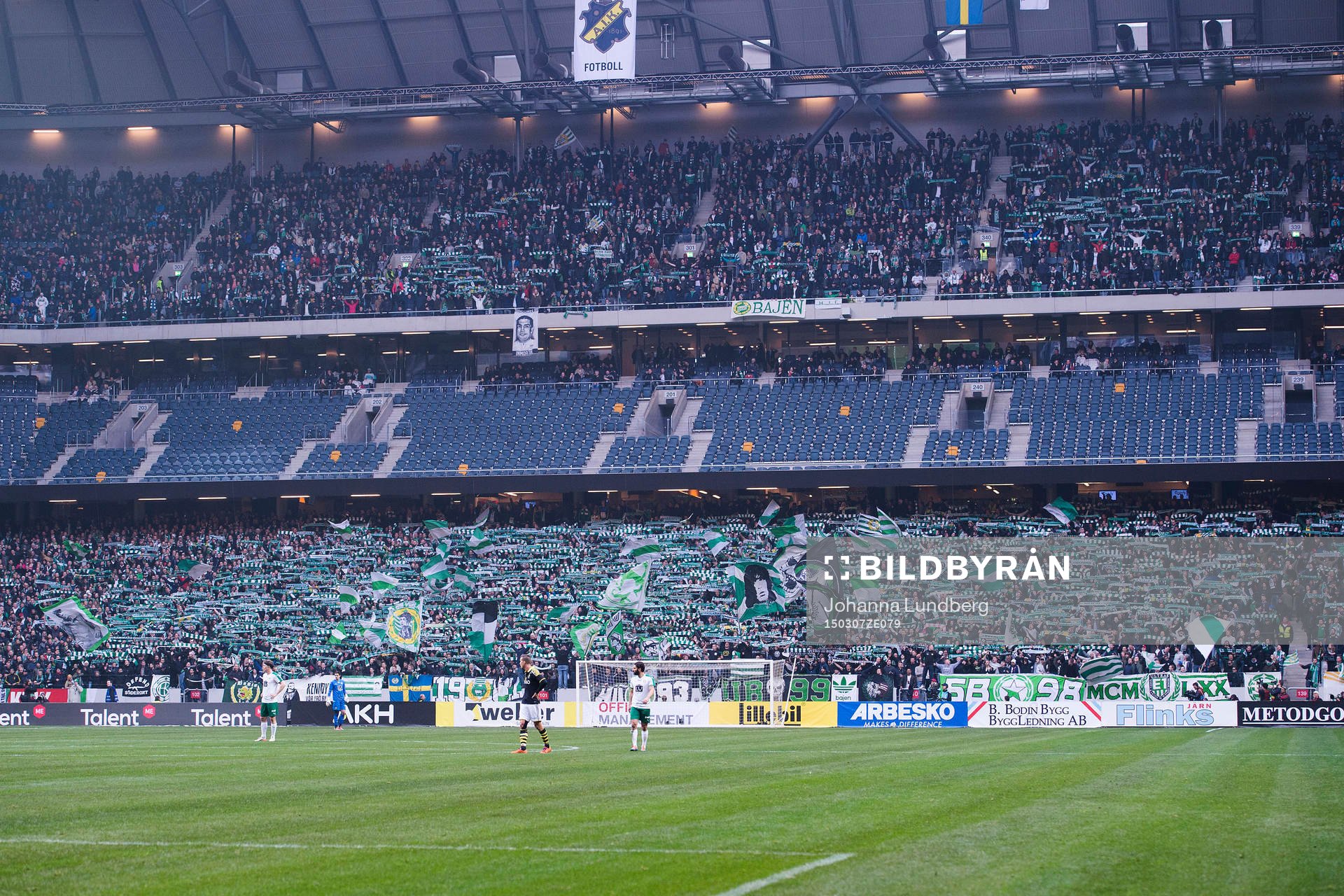 Hammarbys supportrar håller upp halsdukar
