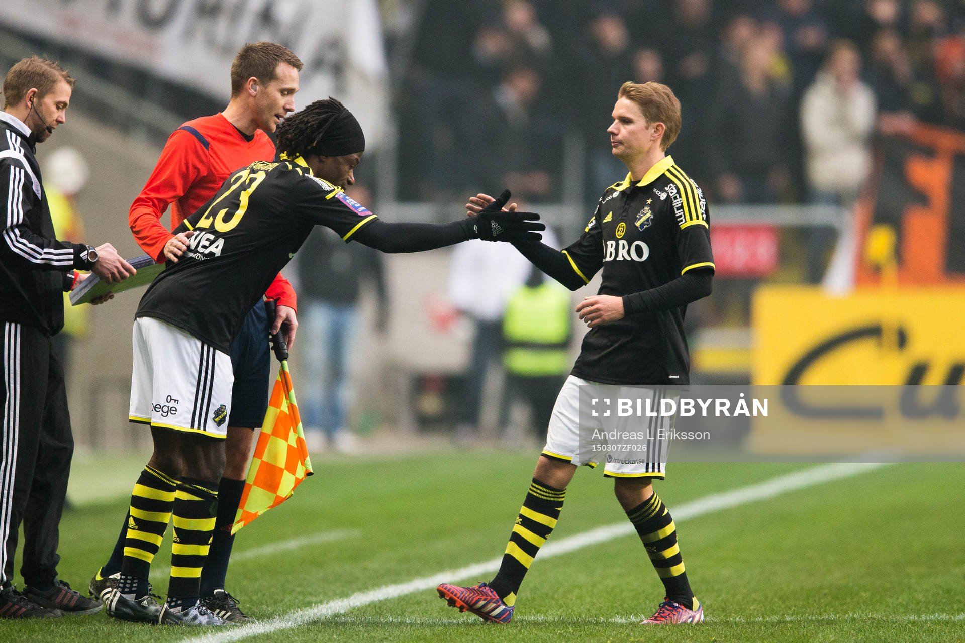 s Mohamed Bangura byter med AIK:s Johan Blomberg