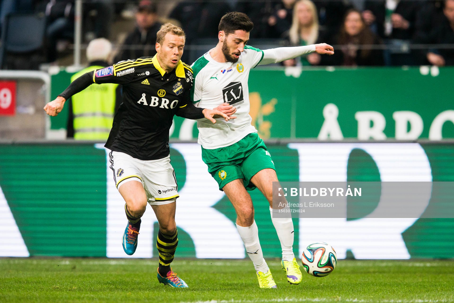 s Per Karlsson i kamp om bollen med Hammarbys Nahir Besara