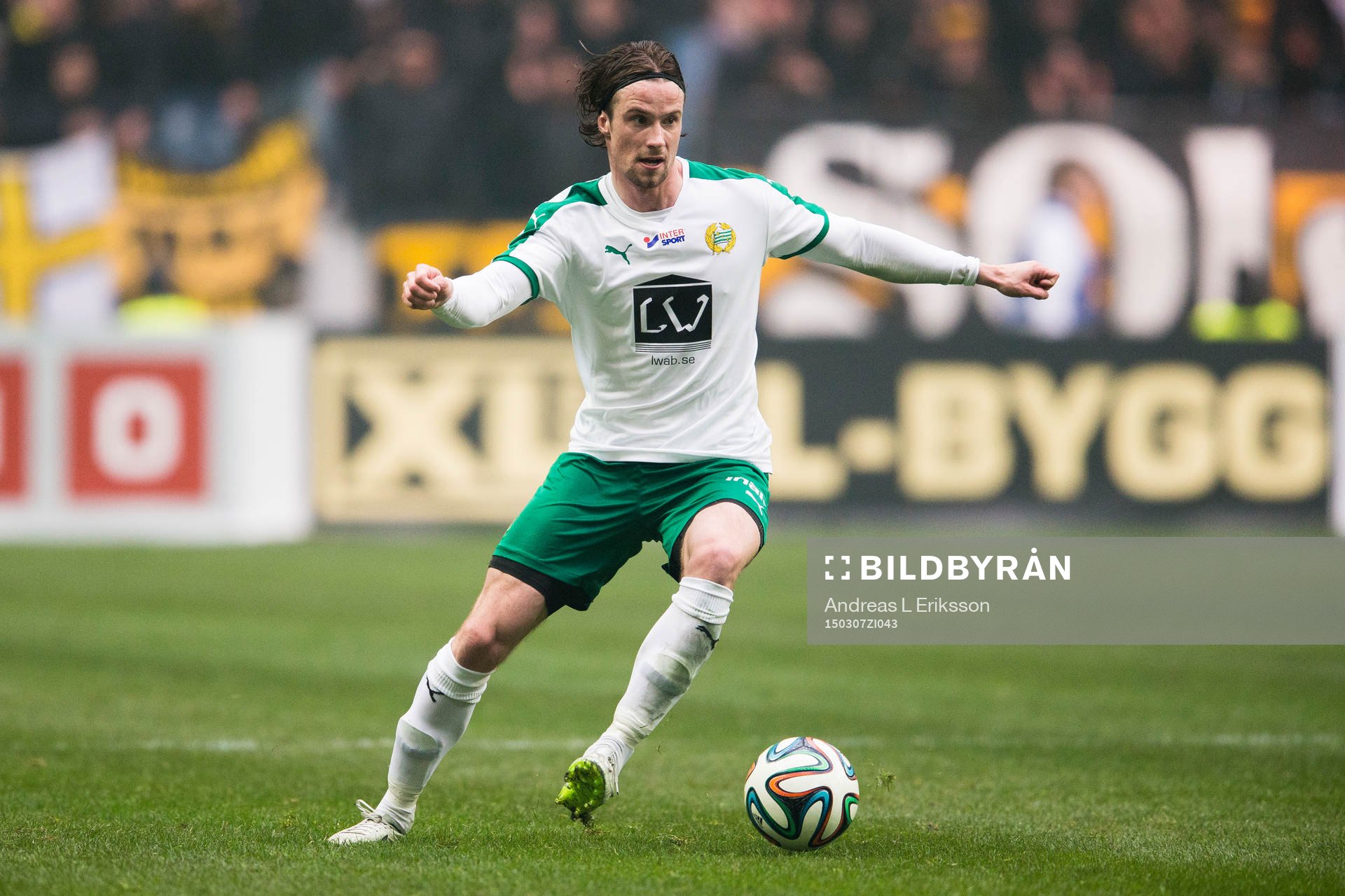 Hammarbys Linus Hallenius med bollen
