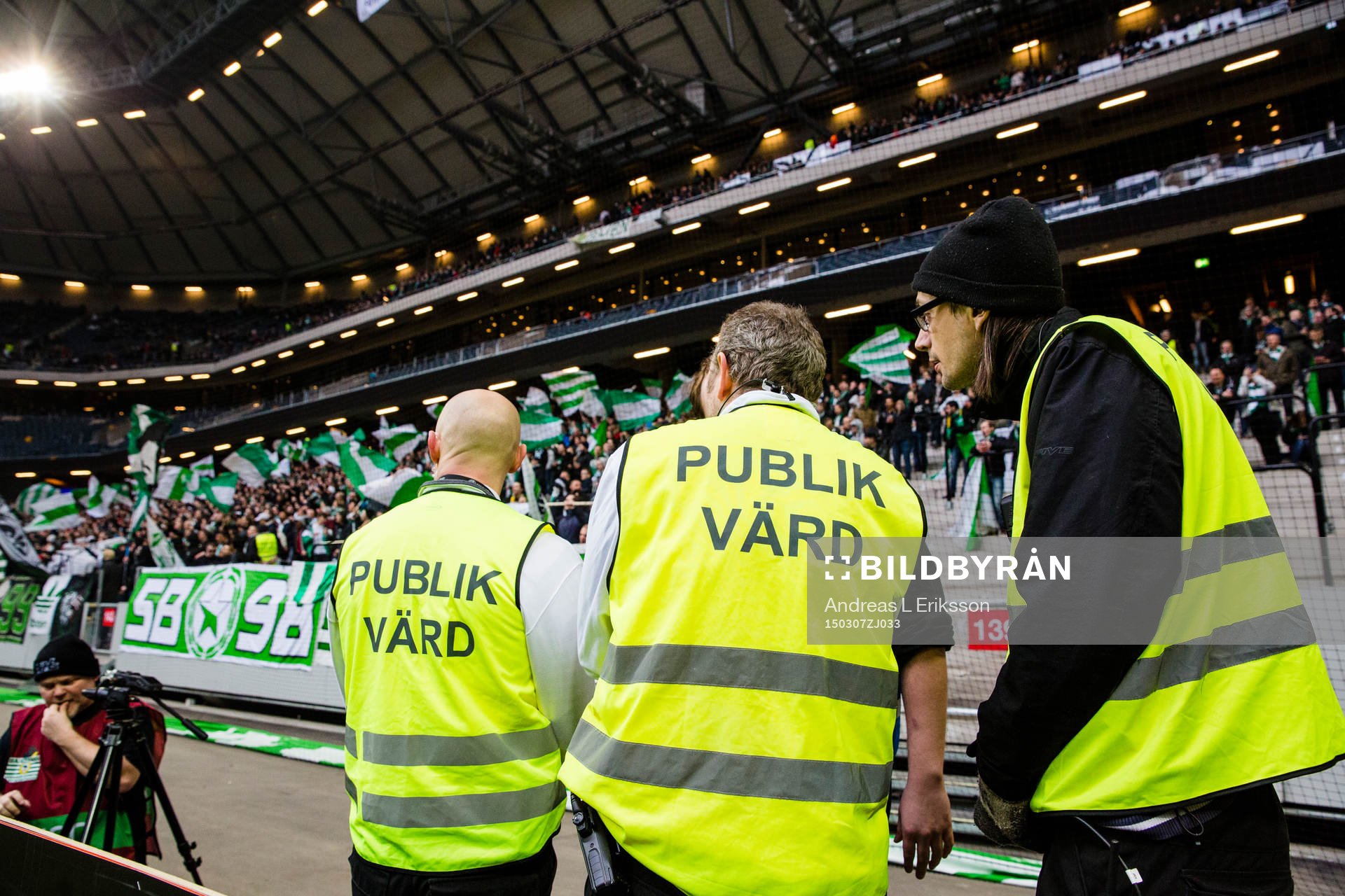Tre publikvärdar innan fotbollsmatchen i Svenska cupen