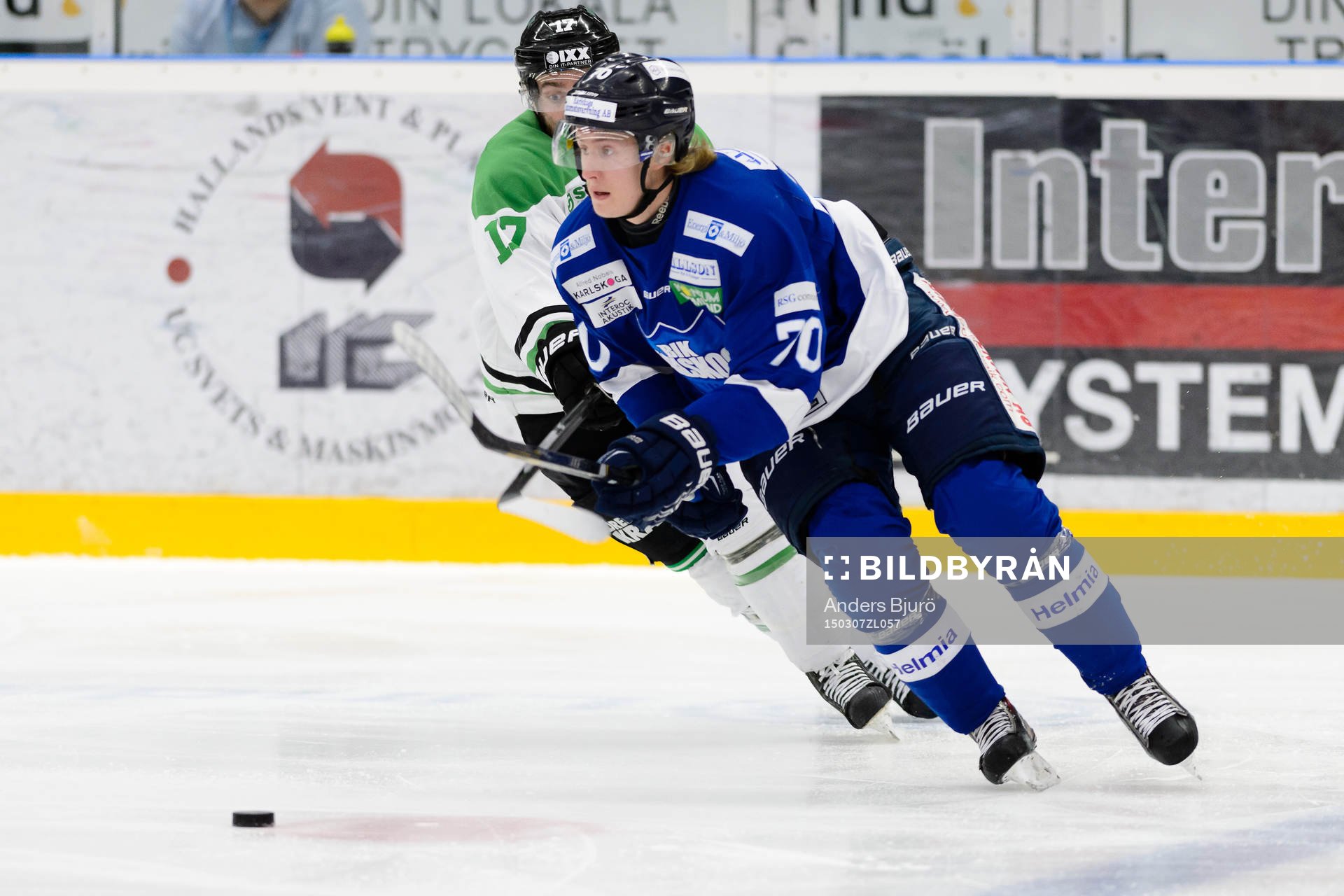 Rögles Taylor Matson jagar Karlskogas Juliuz Persson