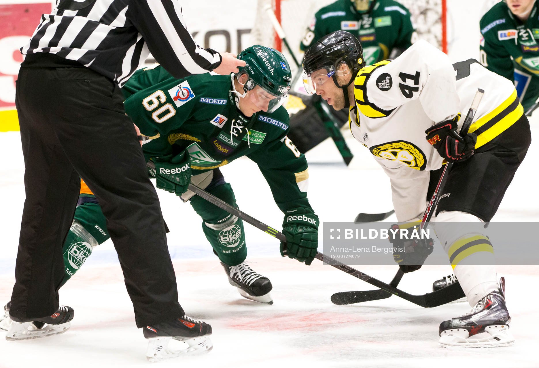 Färjestads Tero Koskiranta och Brynäs Greg Scott tekar