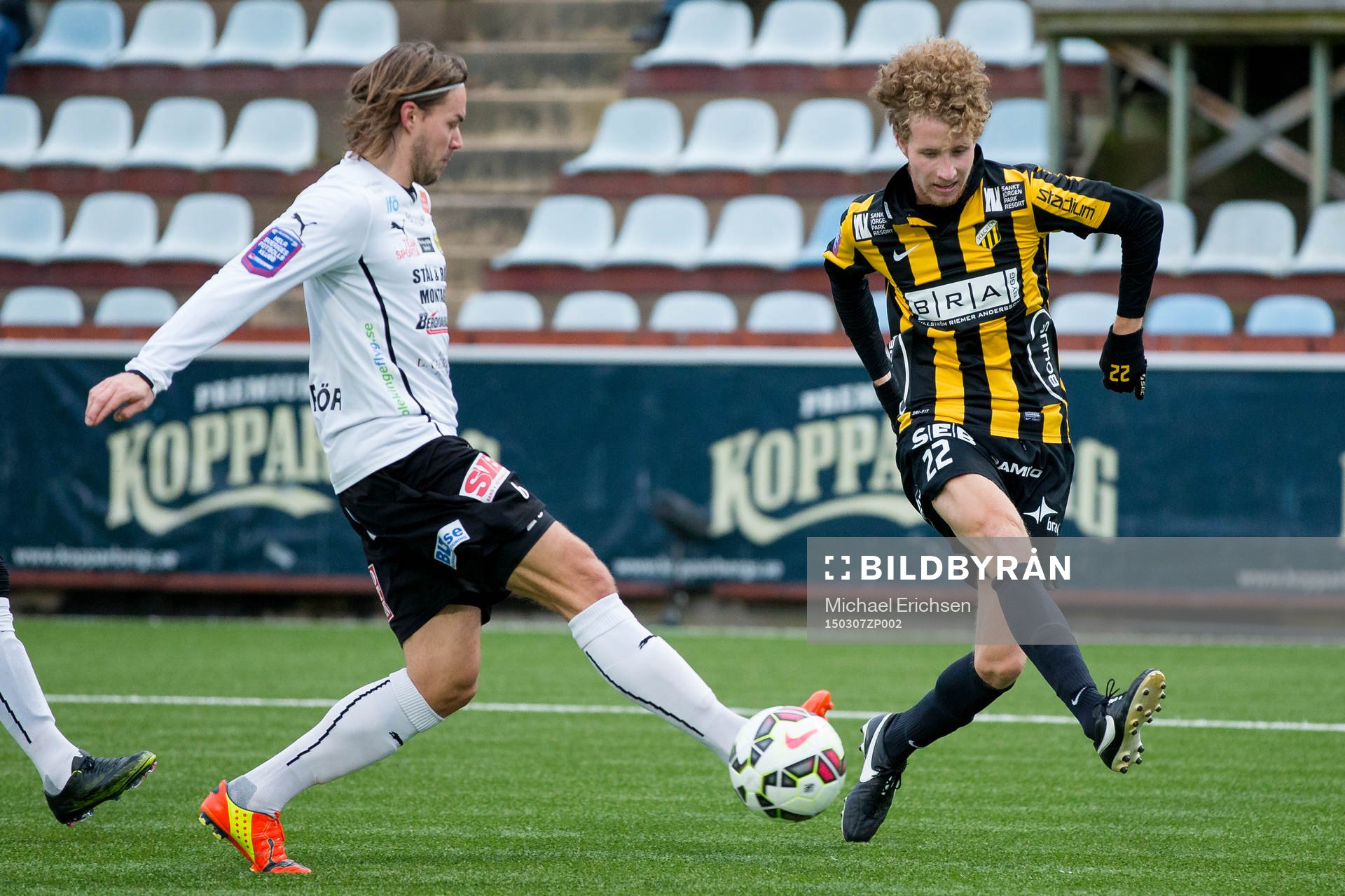 Häckens Samuel Gustafson mot Mjällbys Danny Ervik