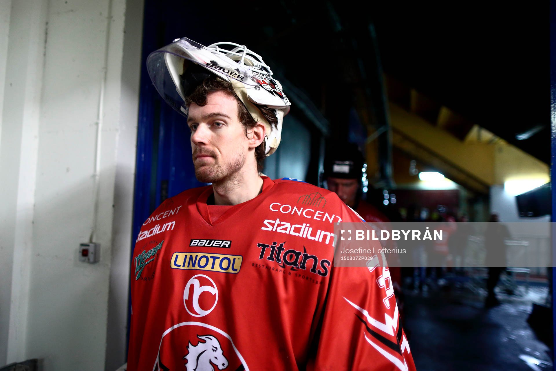 Vita Hästens Axel Brage på väg in i omklädningsrummet