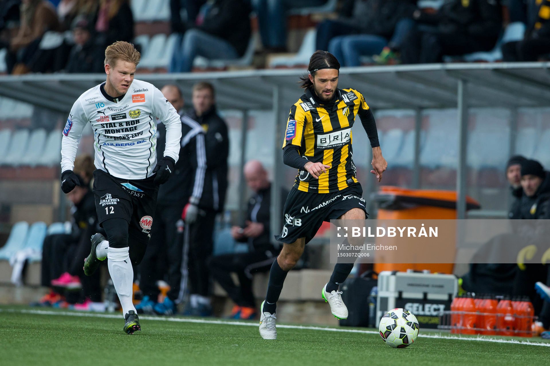 Häckens Leonard Zuta före Mjällbys David Löfqvist