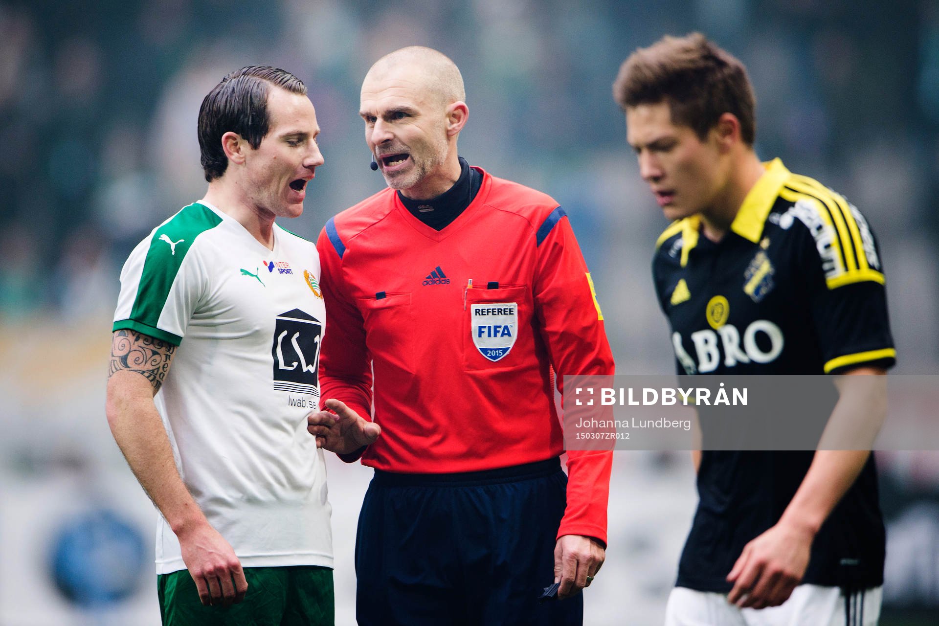 Hammarbys Johan Persson diskuterar med domare Michael
