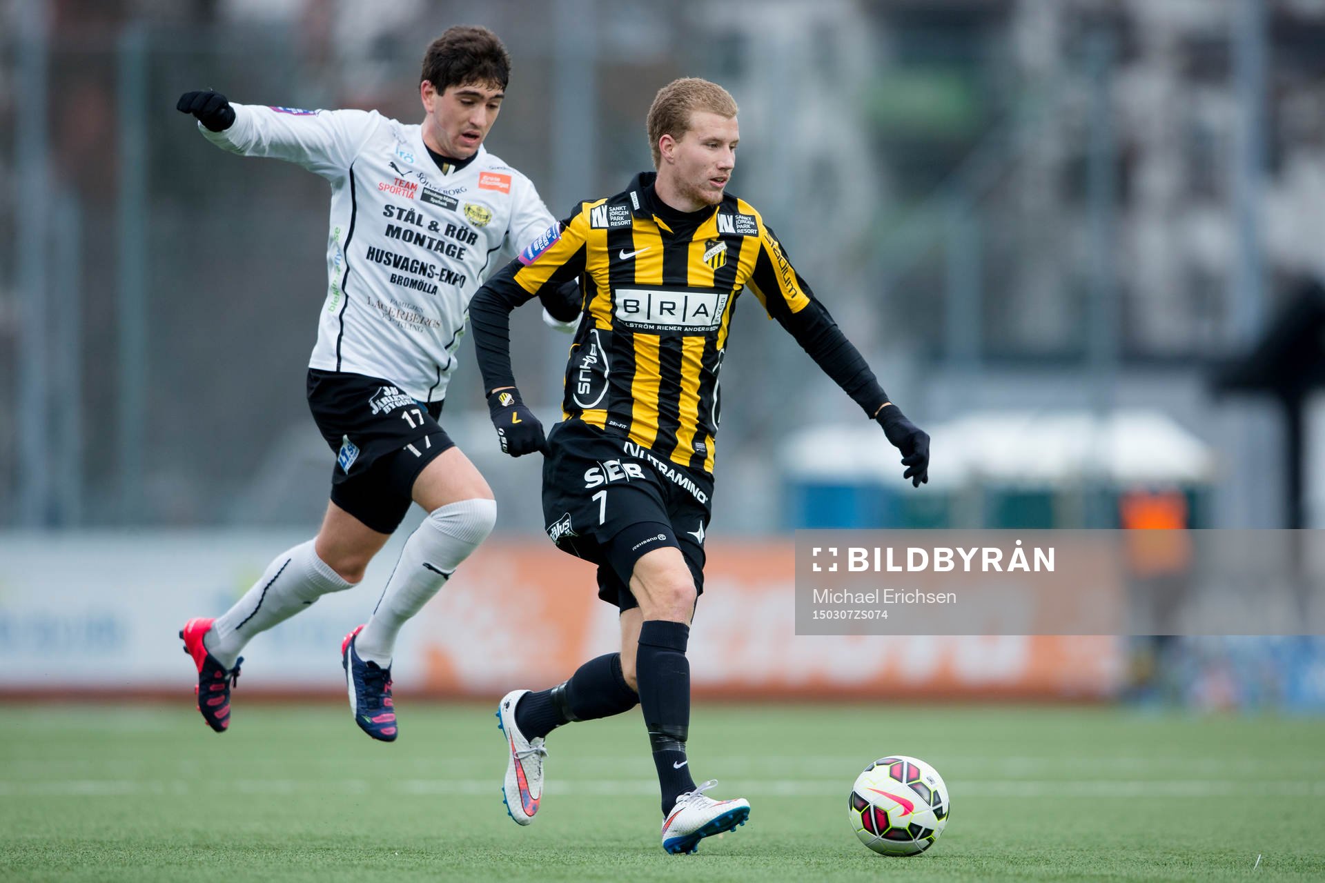 Häckens Simon Gustafson steget före Mjällbys Lukas Grill under fotbollsmatchen i Svenska Cupen mellan Häcken och Mjällby den 7 mars 2015 i Göteborg.