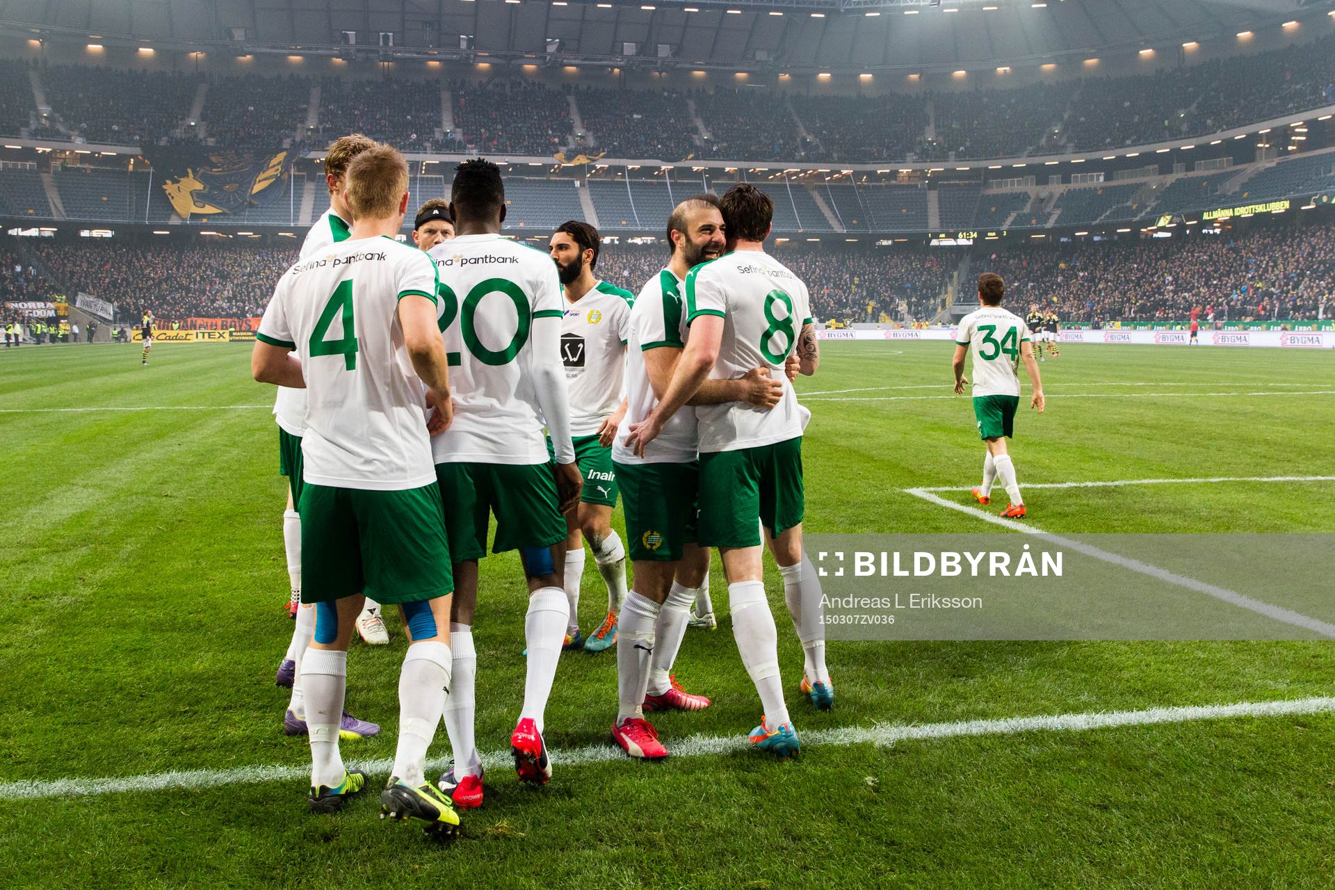 Hammarbys Kennedy Bakircioglu och hand lagkamrater jublar