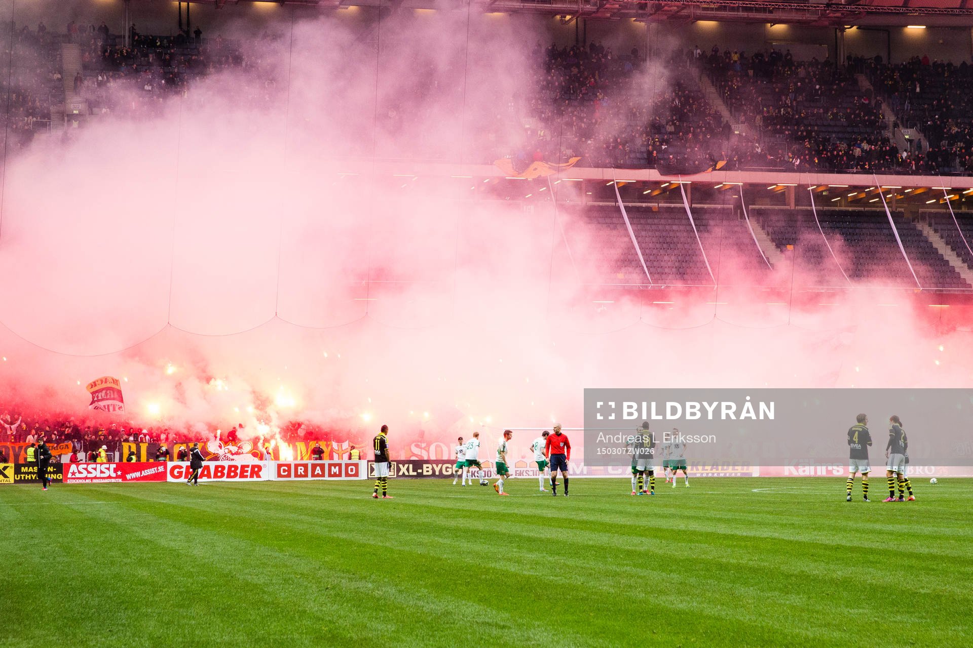 s supporters tänder bengaler innan andra halvlek av