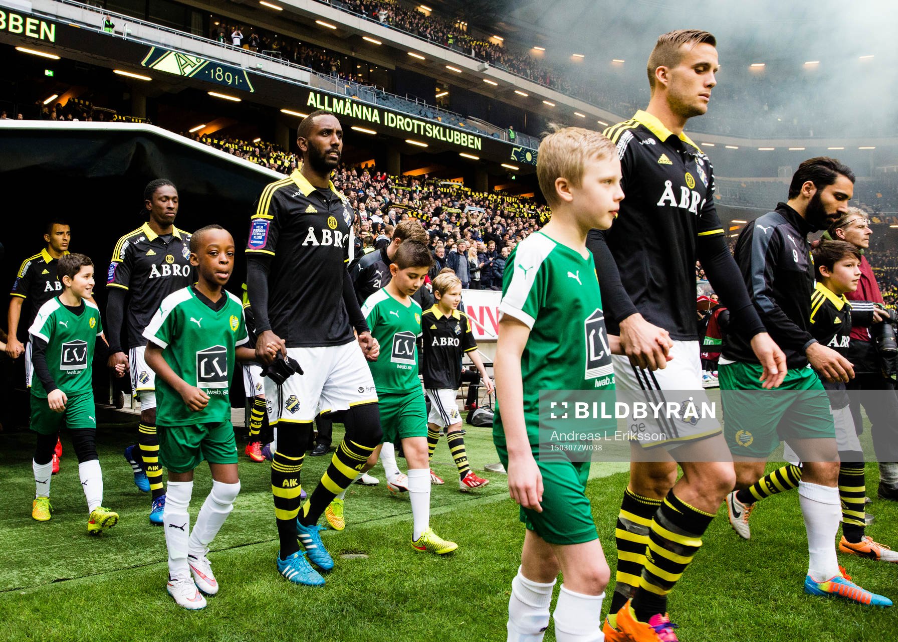 AIK:s Henok Goitom gör entré innan fotbollsmatchen i Svenska cupen mellan AIK och Hammarby den 7 mars 2015 i Stockholm.